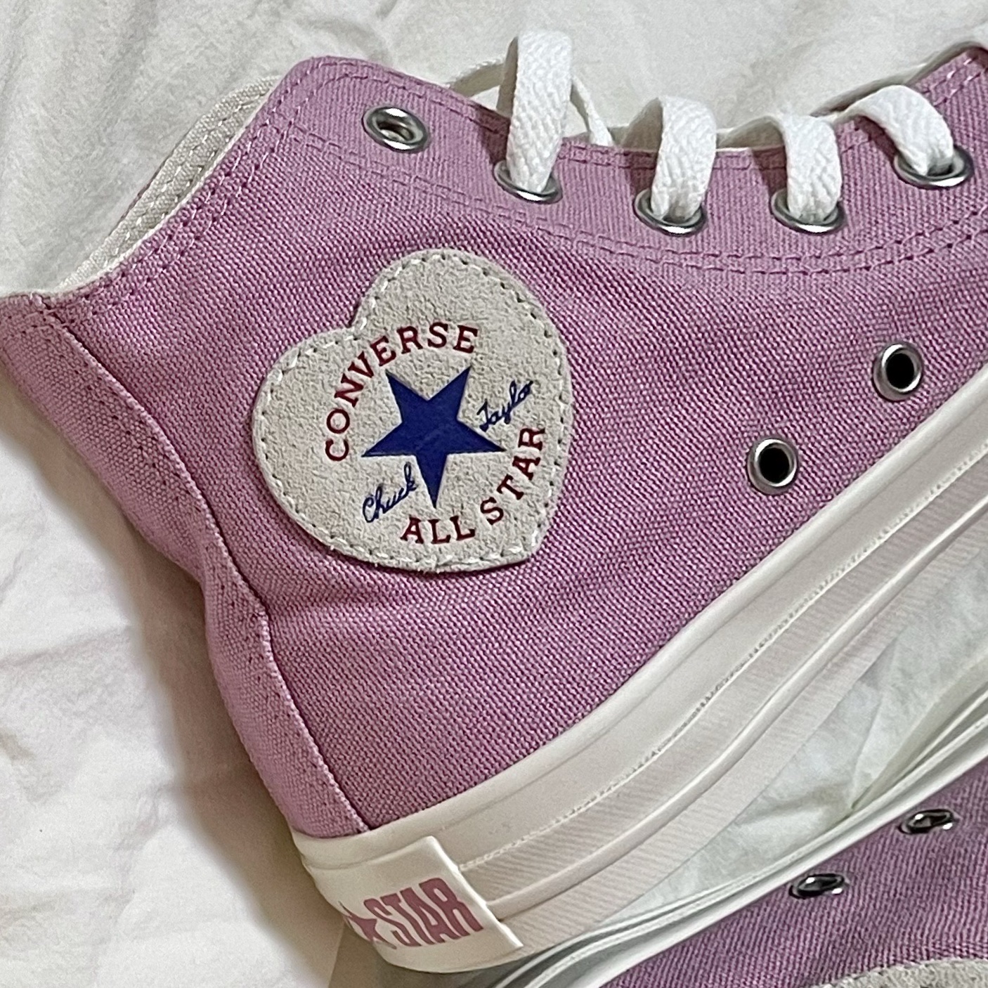Converse Chuck Taylor All Star Heartpatch Hi Orchid 착용 스타일 - 1