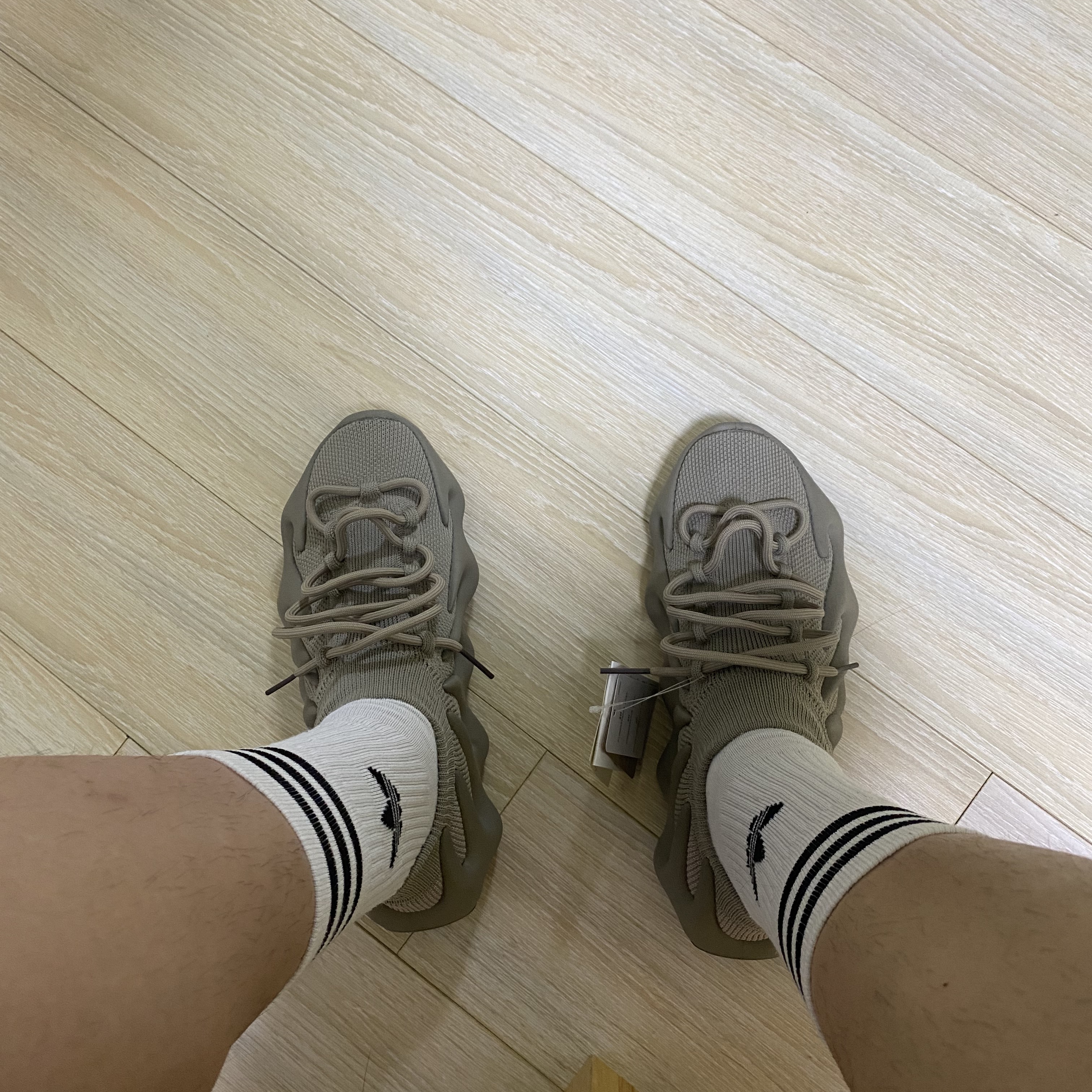 Adidas Yeezy 450 Stone Flax 착용 스타일 - 1