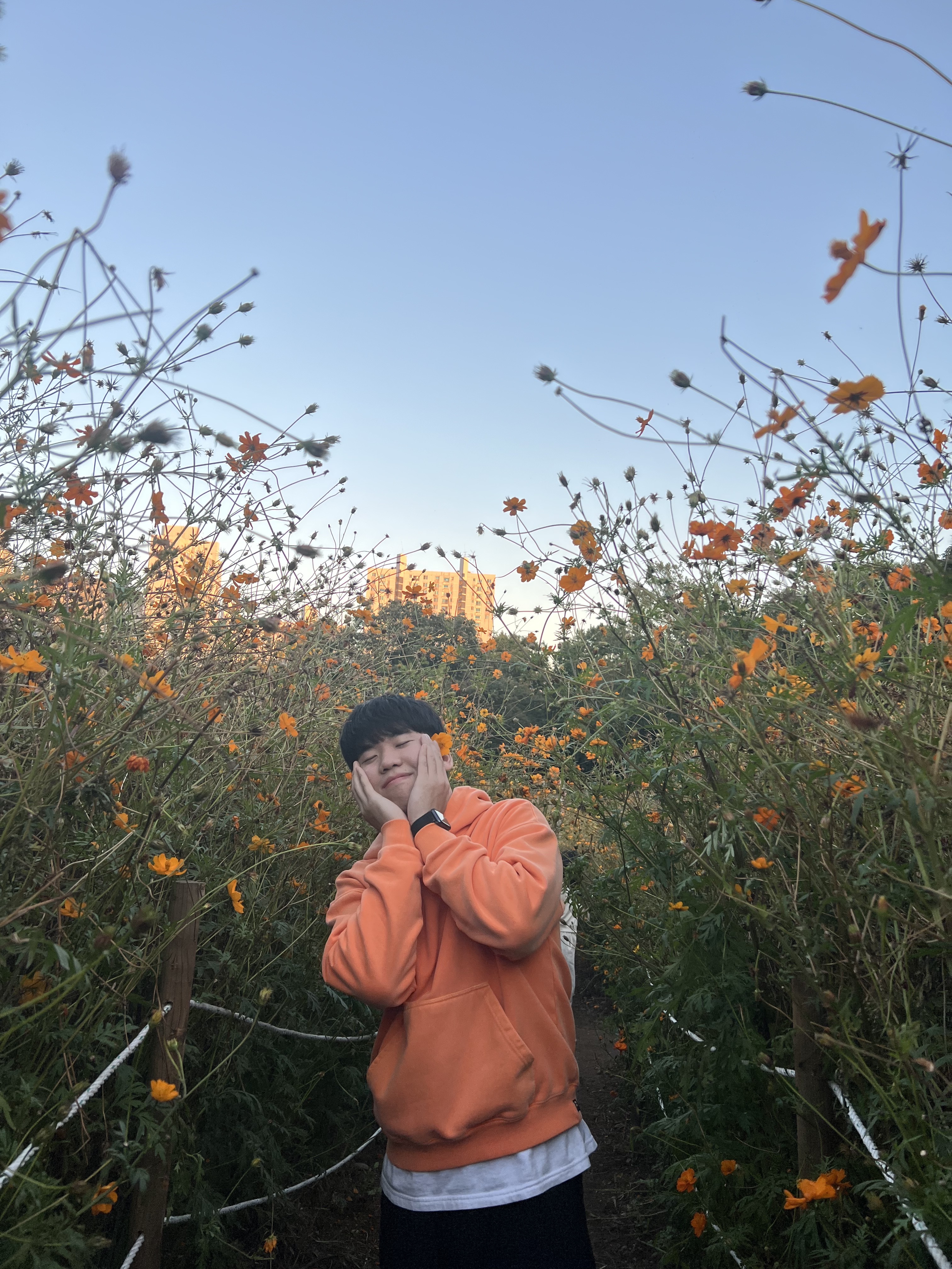 IAB Studio Pigment Hoodie & Sack Salmon, Nike Air Force 1 '07 Low White 착용 스타일 - 1