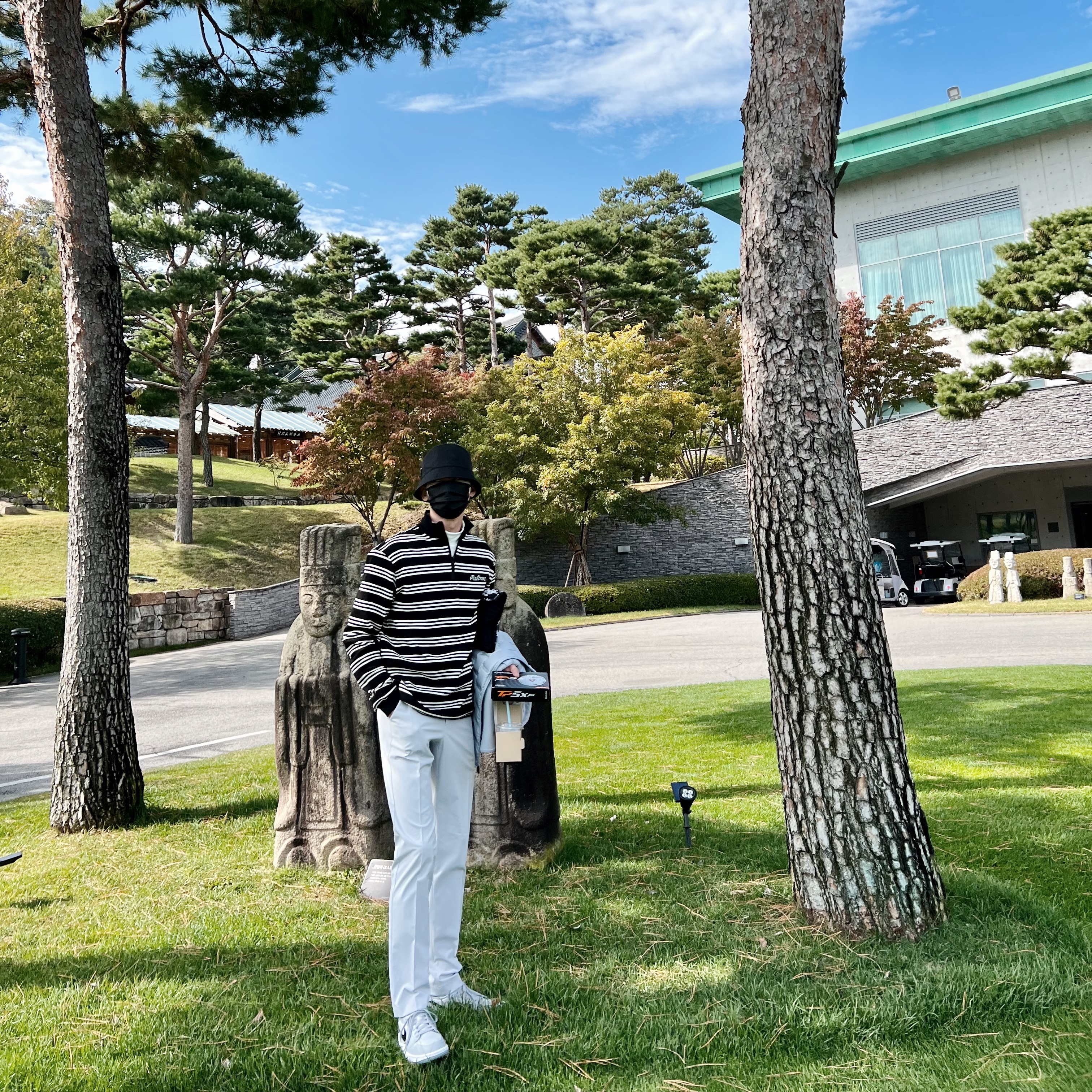 Prada Re-Nylon Bucket Hat Black, Jordan 1 Low Golf Wolf Grey 착용 스타일 - 1