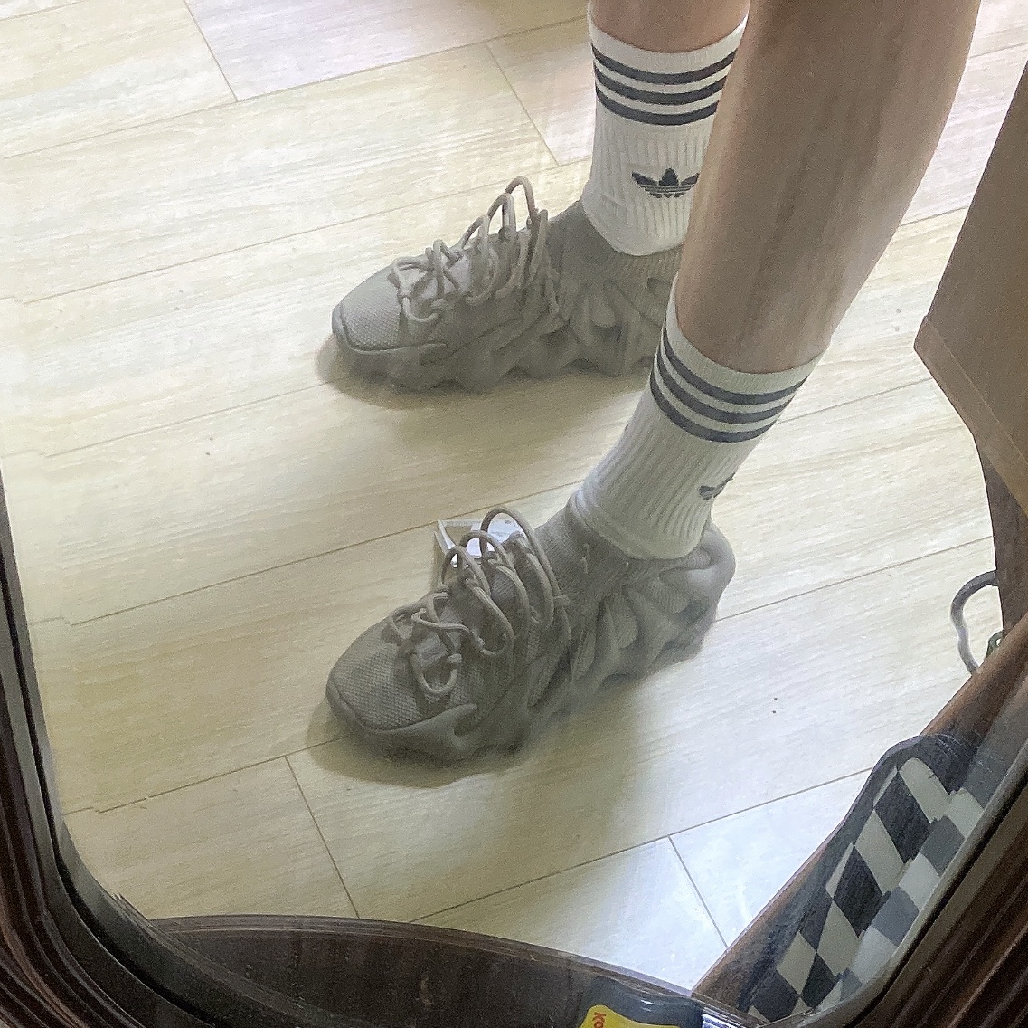 Adidas Yeezy 450 Stone Flax 착용 스타일 - 3
