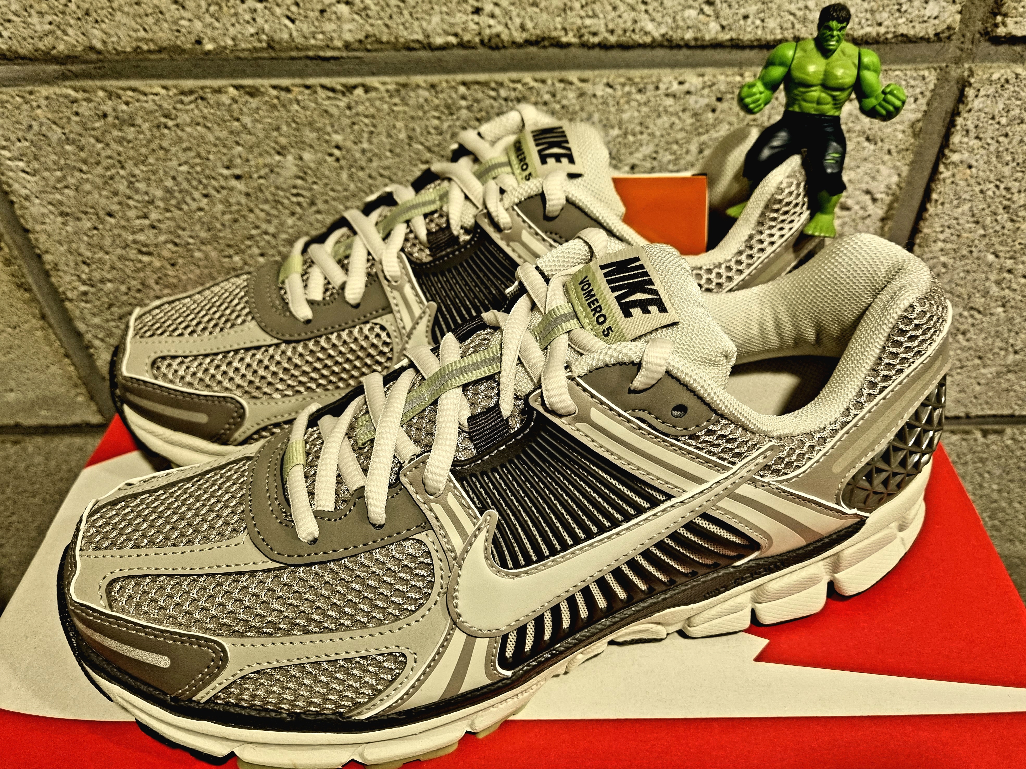 (W) Nike Zoom Vomero 5 Cobblestone and Flat Pewter 착용 스타일 - 1