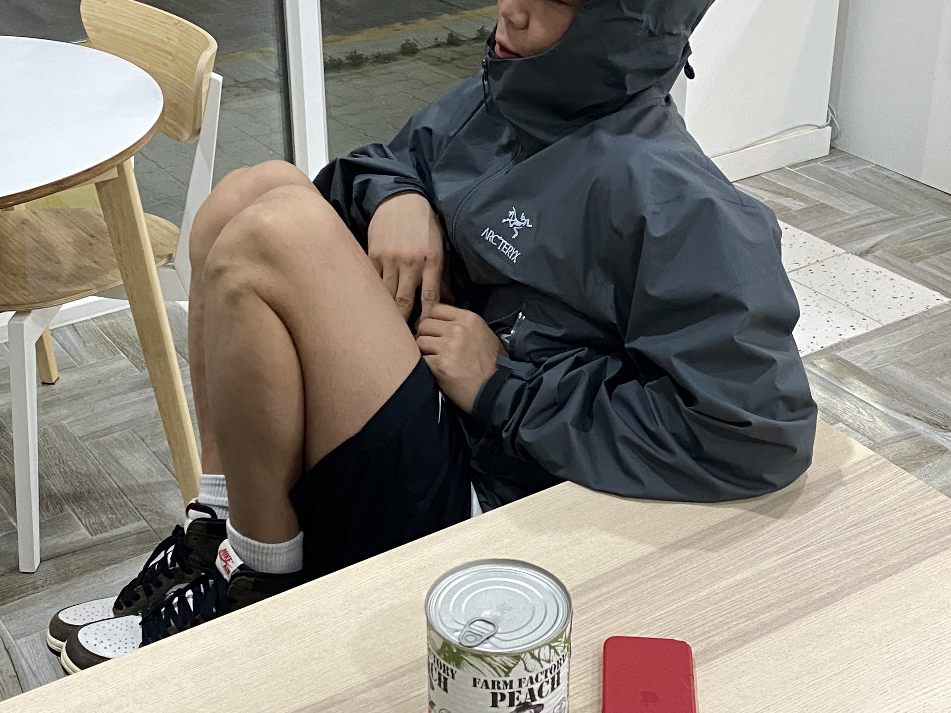Arc'teryx Beta Jacket Cloud, Jordan 1 x Travis Scott Retro High OG SP Mocha 착용 스타일