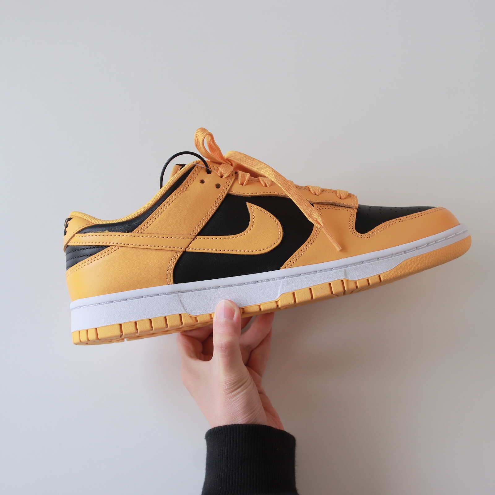 Nike Dunk Low Retro Championship Goldenrod 착용 스타일 - 2