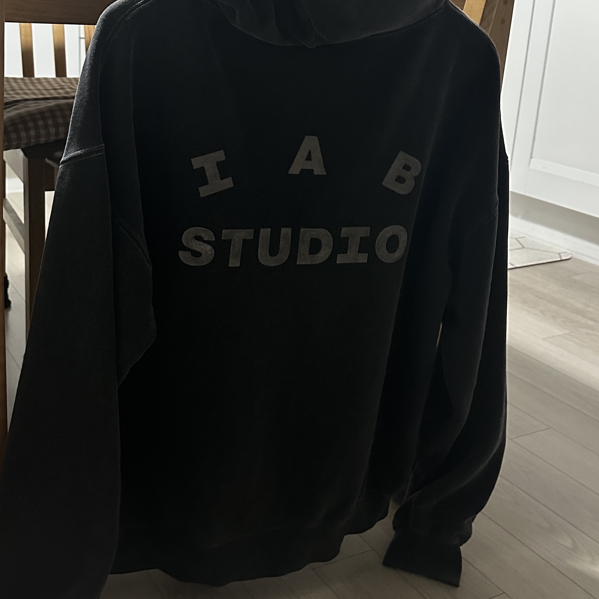 IAB Studio Pigment Hoodie & Sack Black 착용 스타일