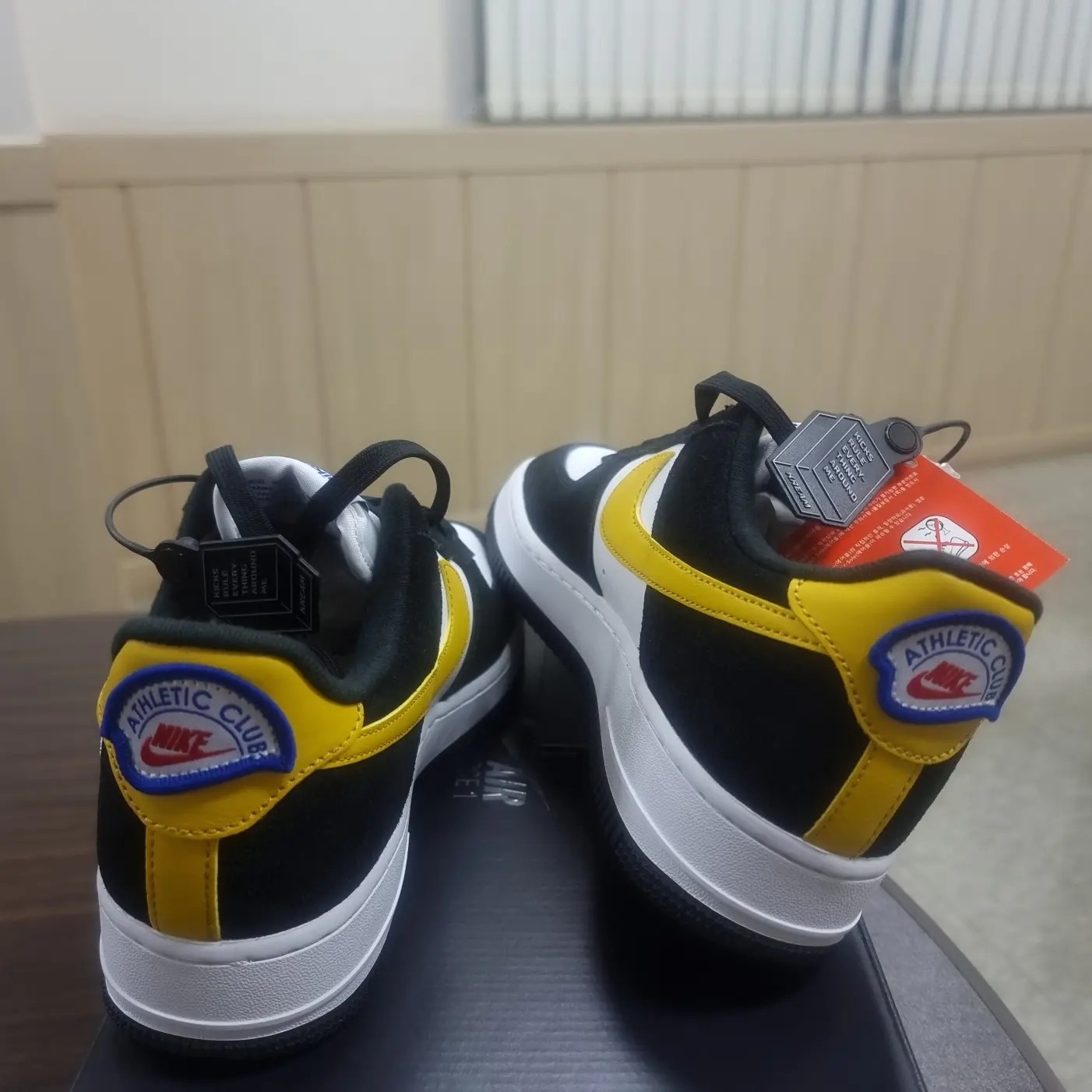Nike Air Force 1 '07 LV8 Athletic Club Black Dark Sulfur 착용 스타일