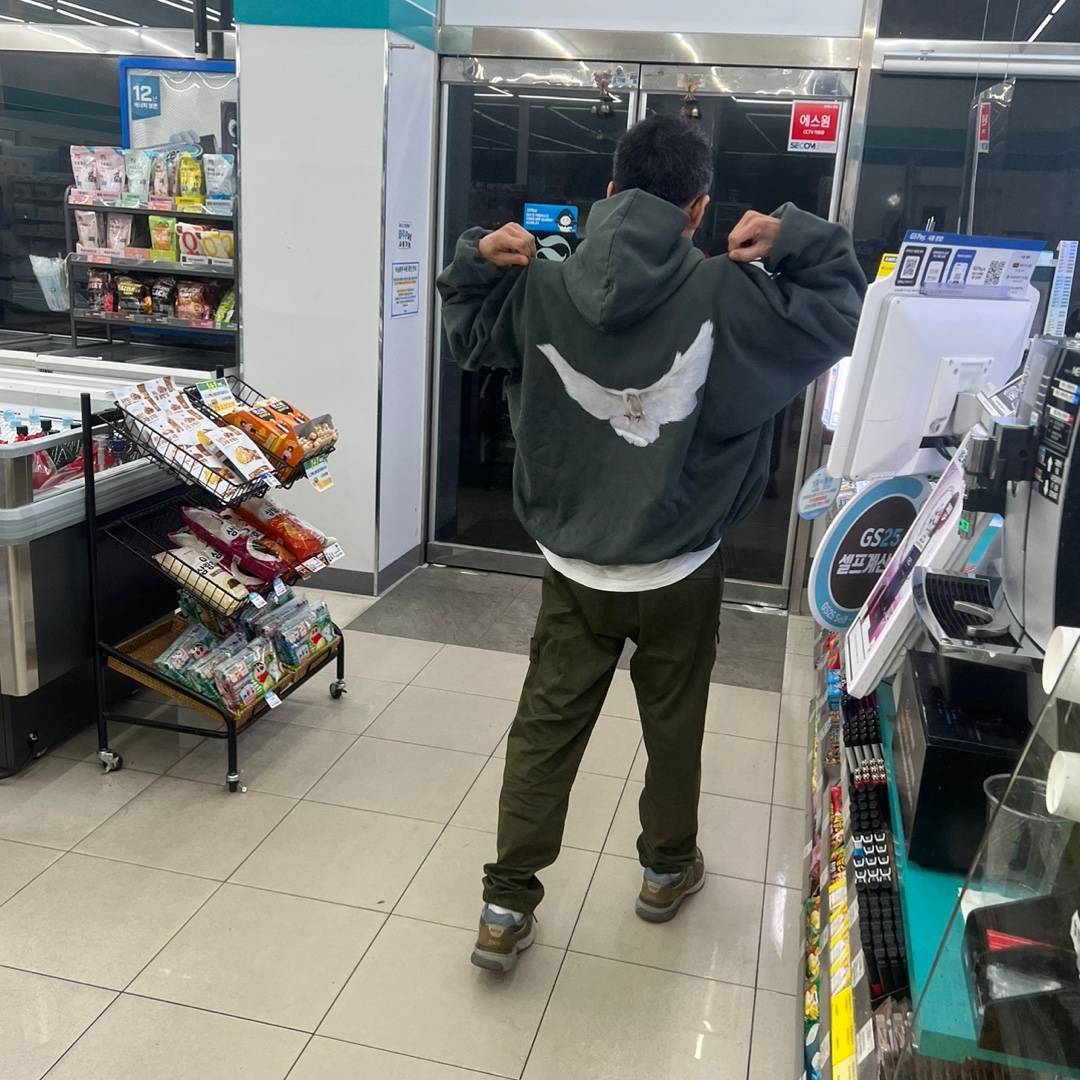 Yeezy Gap Engineered By Balenciaga Dove Hoodie Dark Green 착용 스타일