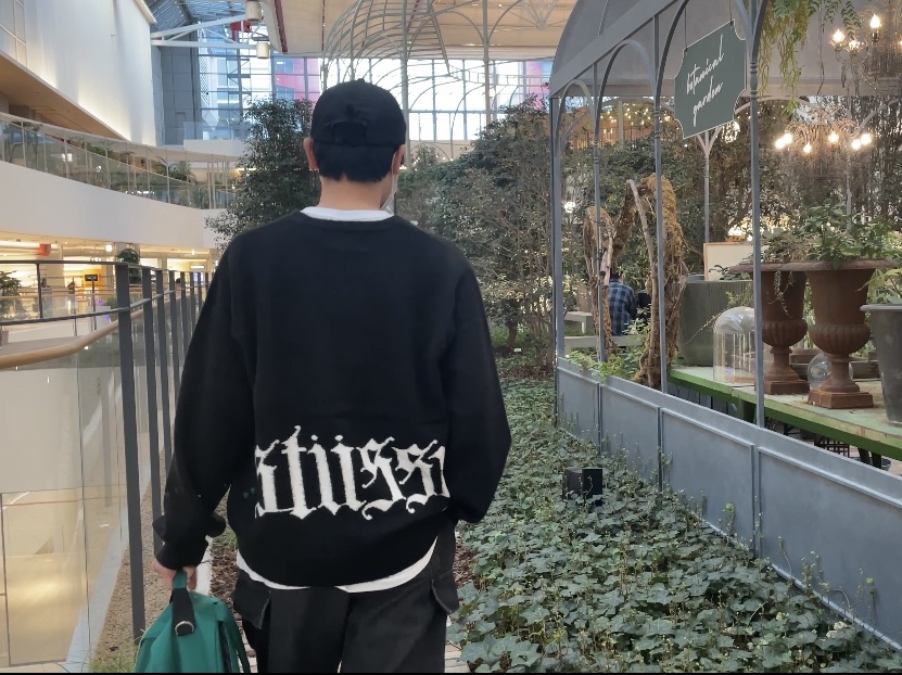 Stussy Gothic Sweater Black, Stussy Gothic Sweater Gold 착용 스타일 - 1