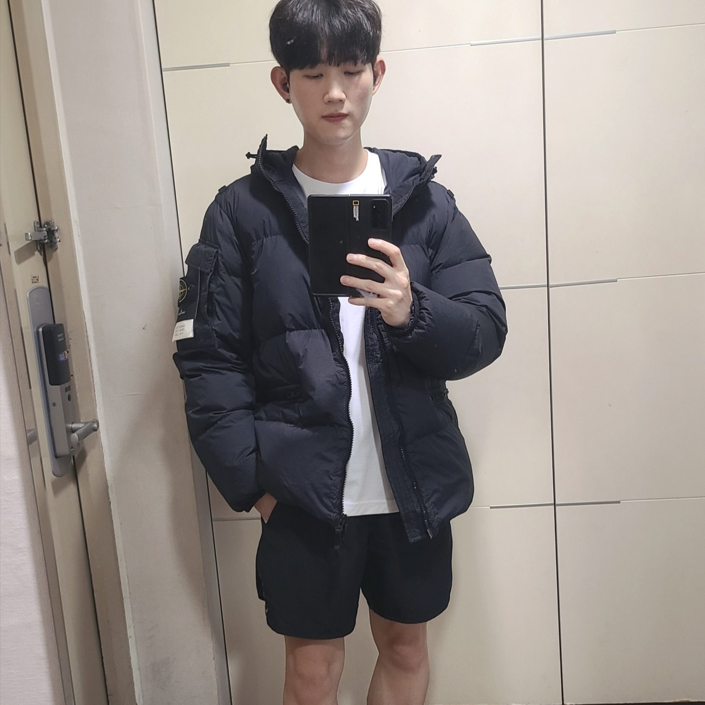Stone Island 40223 Garment Dyed Crinkle Reps Down Jacket Black - 22FW 착용 스타일