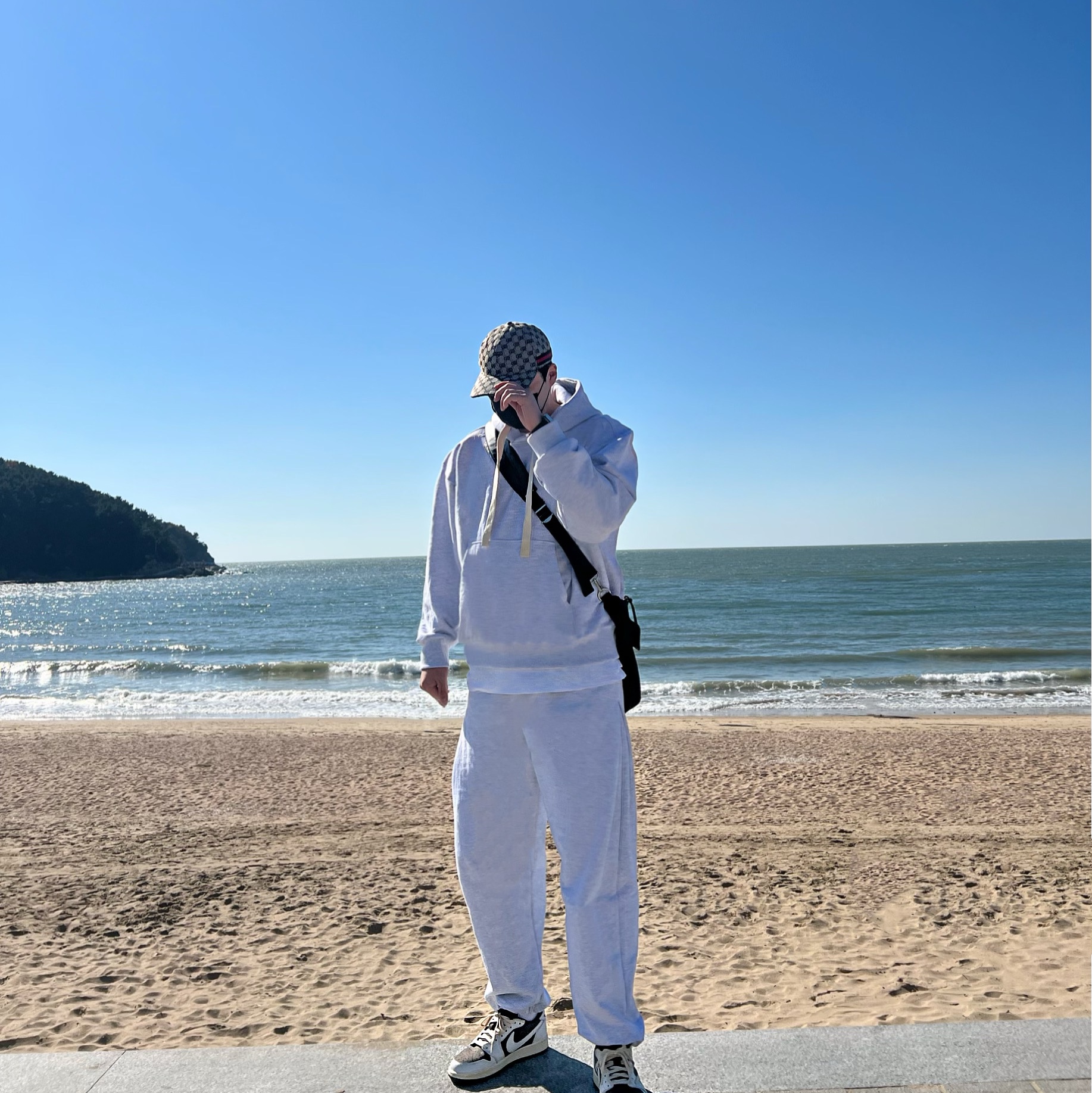 Jordan 1 x Travis Scott Retro Low OG SP Sail and Ridgerock, Gucci Original GG Canvas Baseball Hat with Web Beige Blue Red 착용 스타일