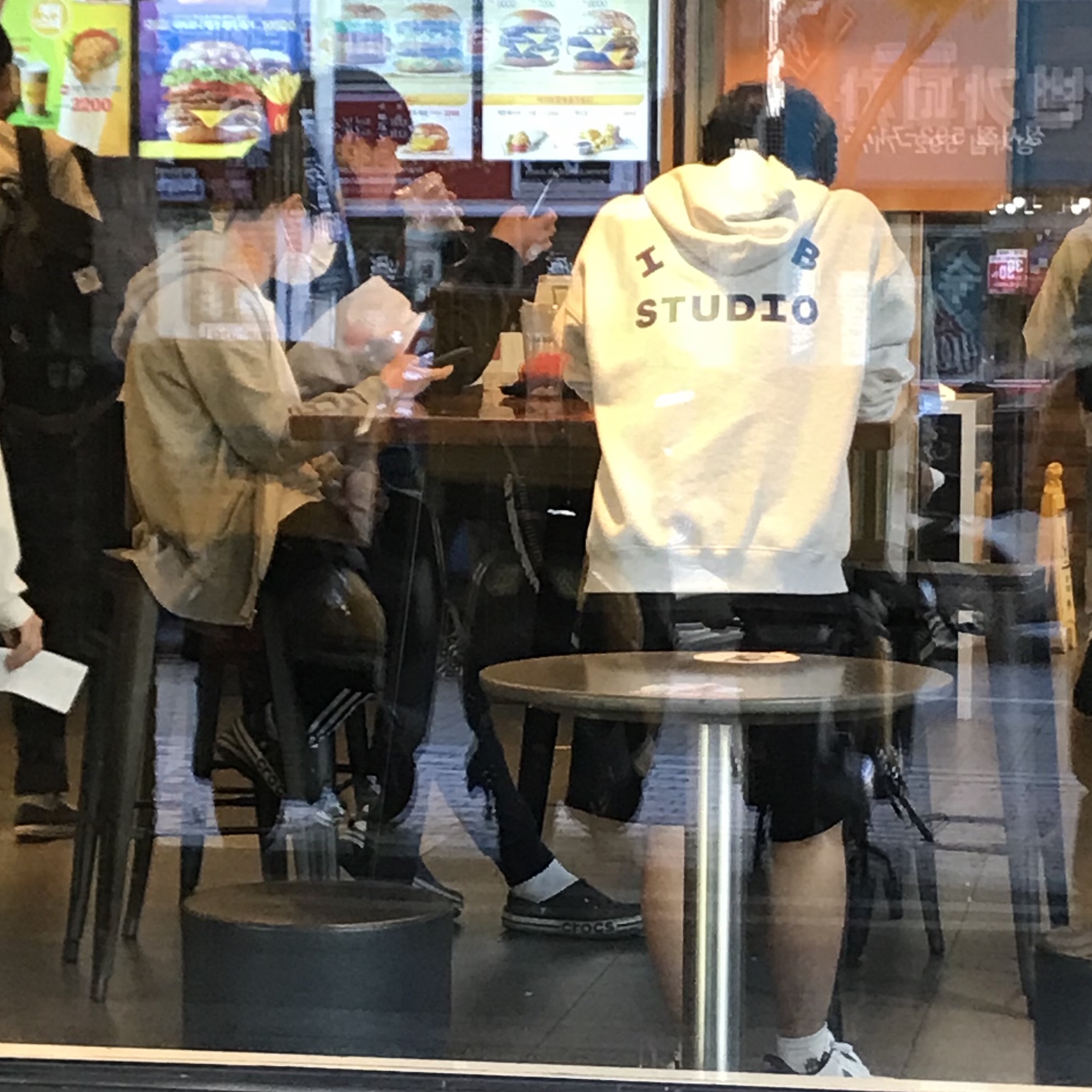 IAB Studio Hoodie Light Gray 착용 스타일