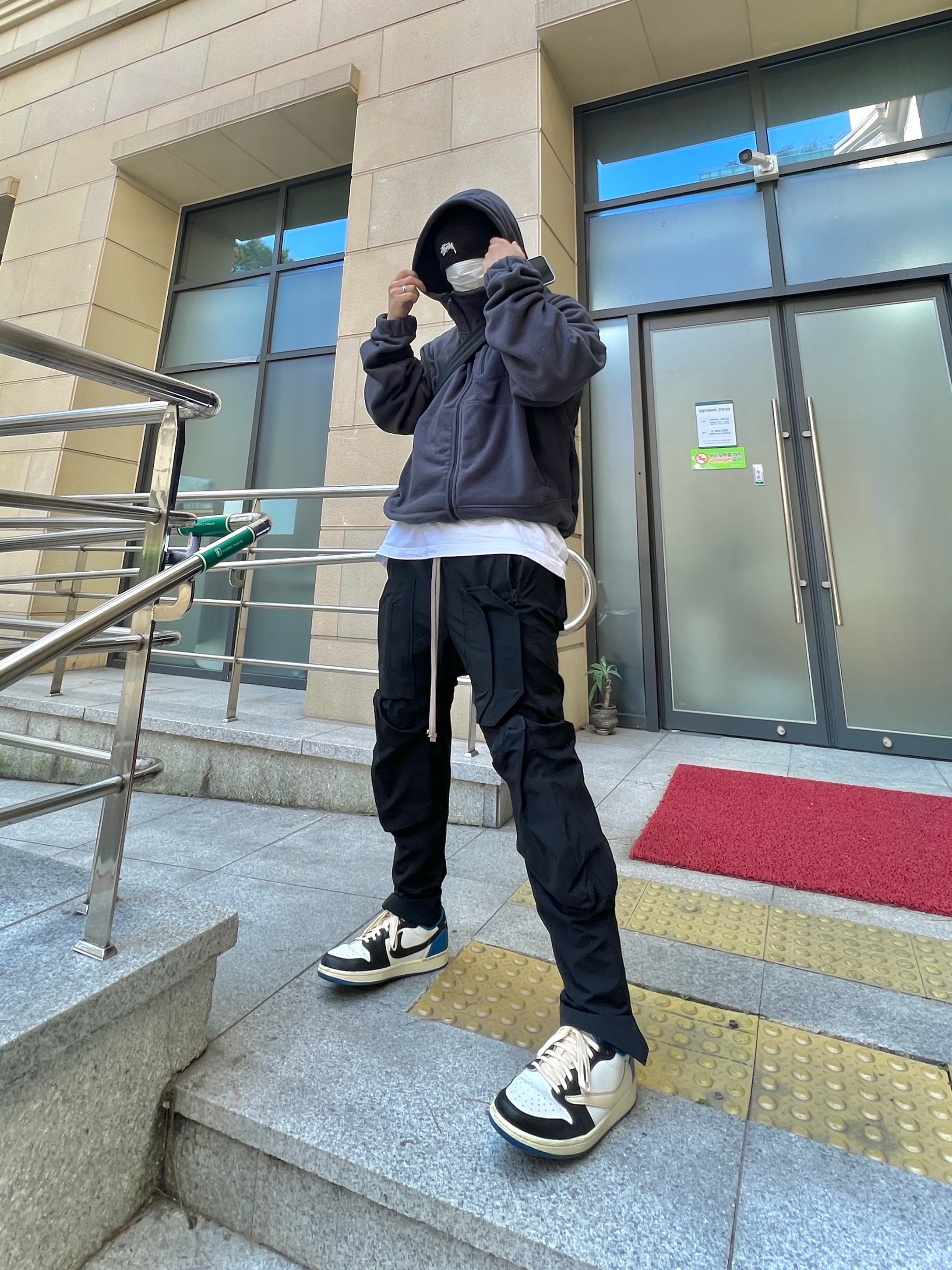 Jordan 1 x Travis Scott x Fragment Retro Low OG SP Military Blue 착용 스타일 - 1