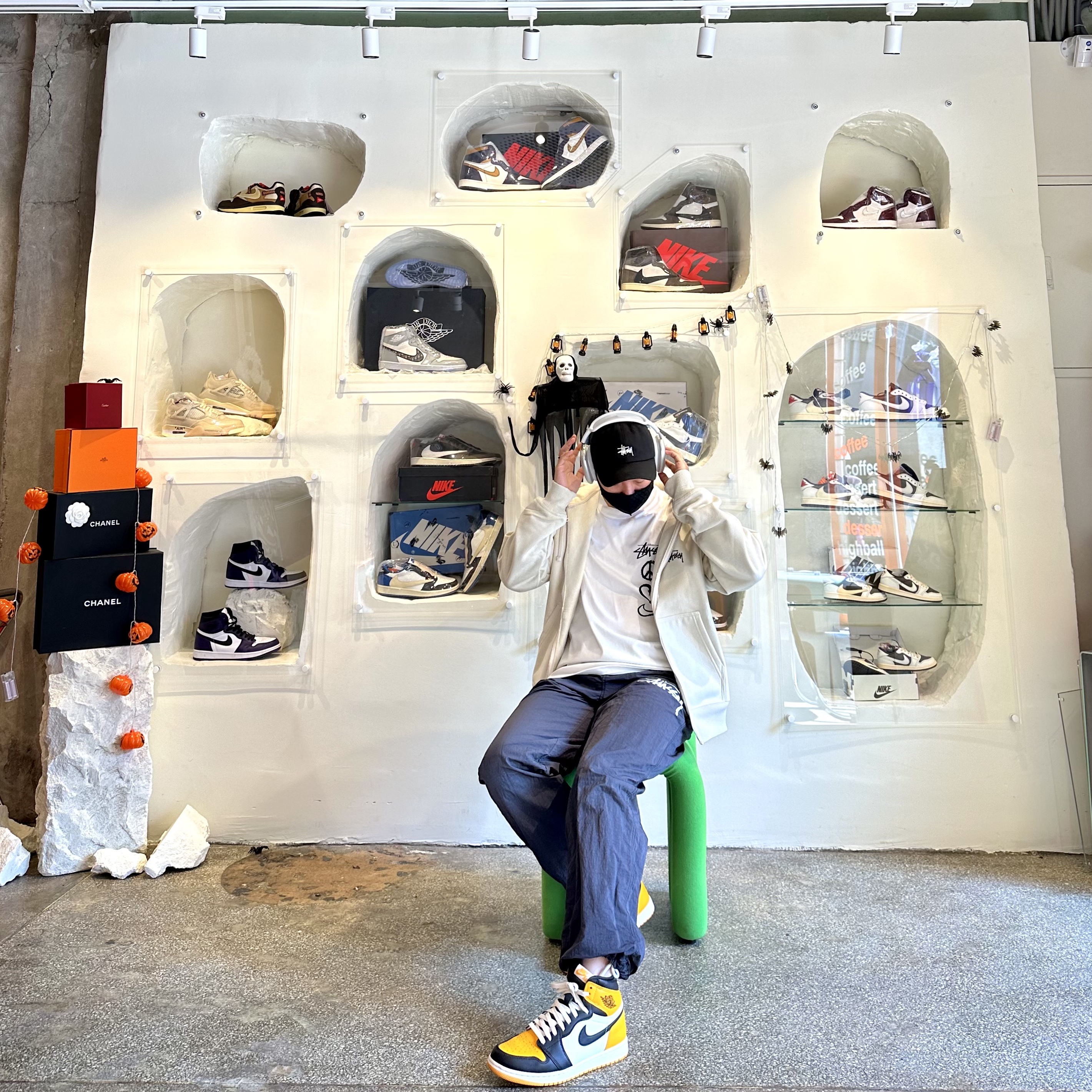 Stussy Basic Stussy Zip Hoodie Putty 2022, Nike x Stussy NRG RA T-Shirt Summit White (DM4942-121) 착용 스타일