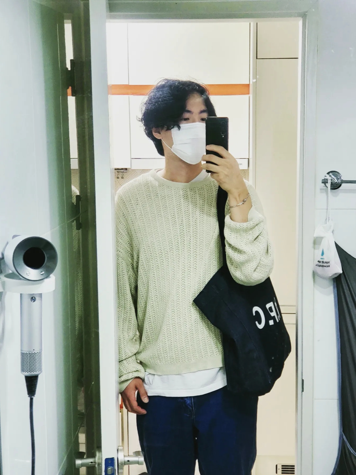 A.P.C. Daniela Shopping Bag Indigo 착용 스타일 - 2