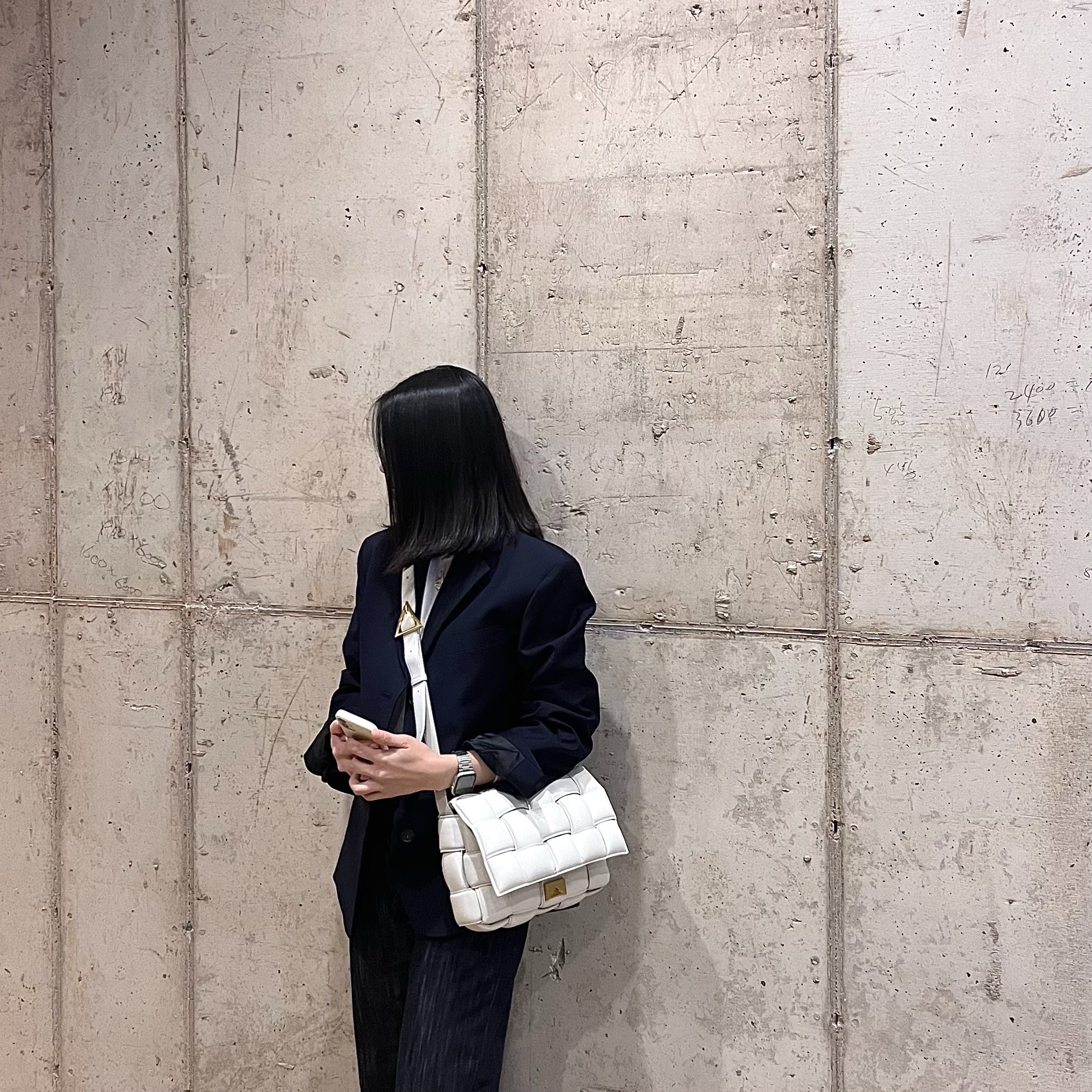 Bottega Veneta Padded Leather Cassette Chalk 착용 스타일