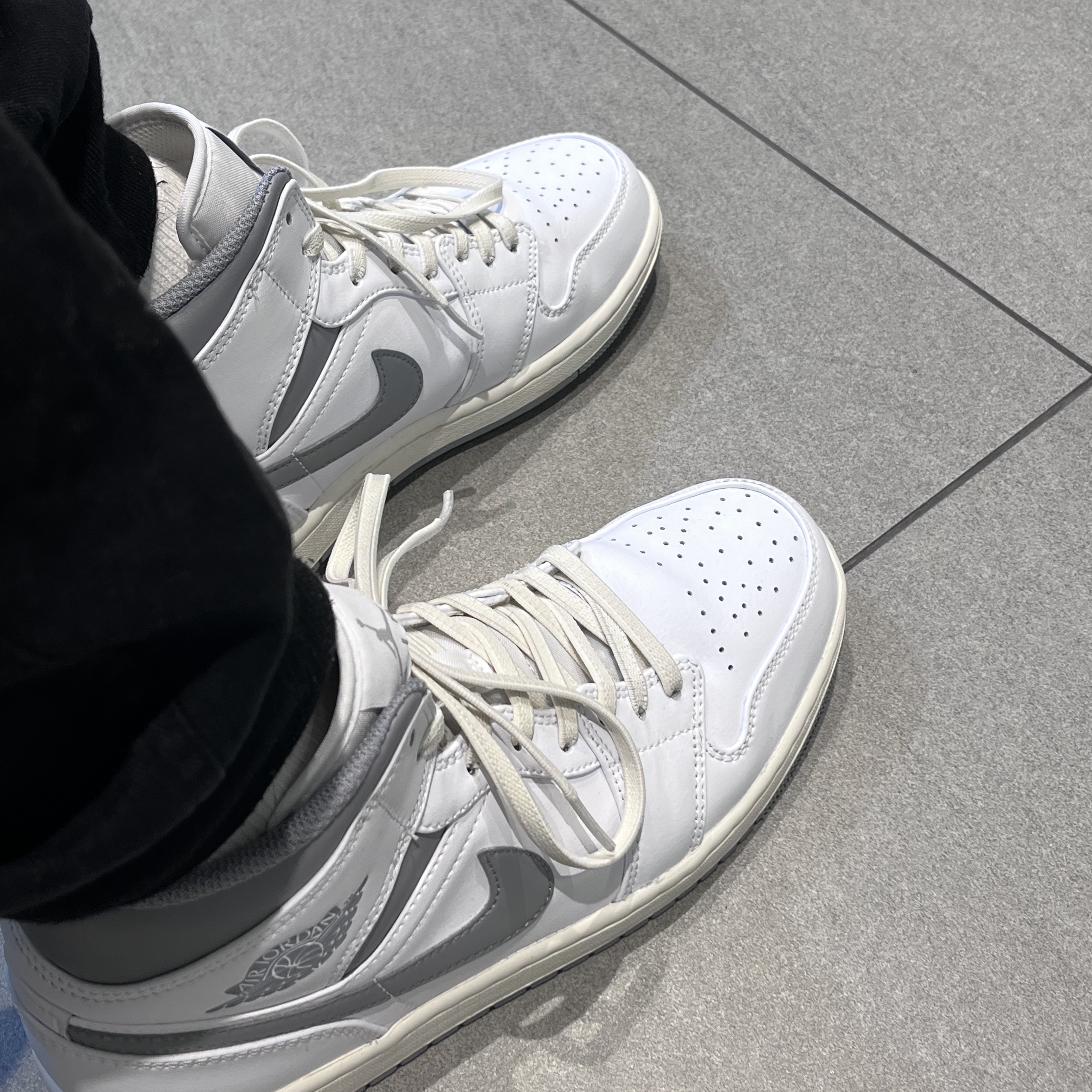 Jordan 1 Mid White Stealth 착용 스타일