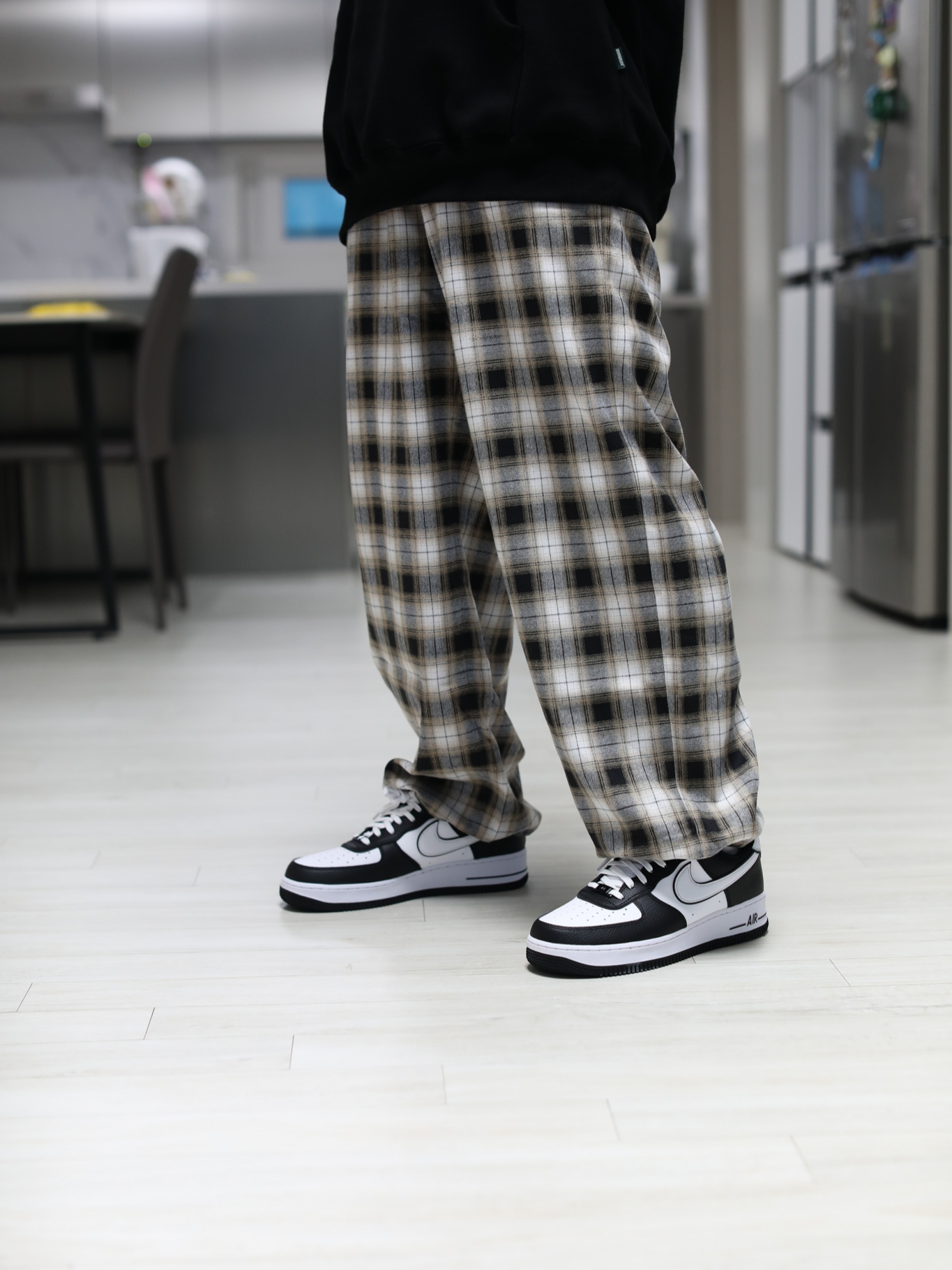 Nike Air Force 1 '07 LV8 White Black 착용 스타일 - 1