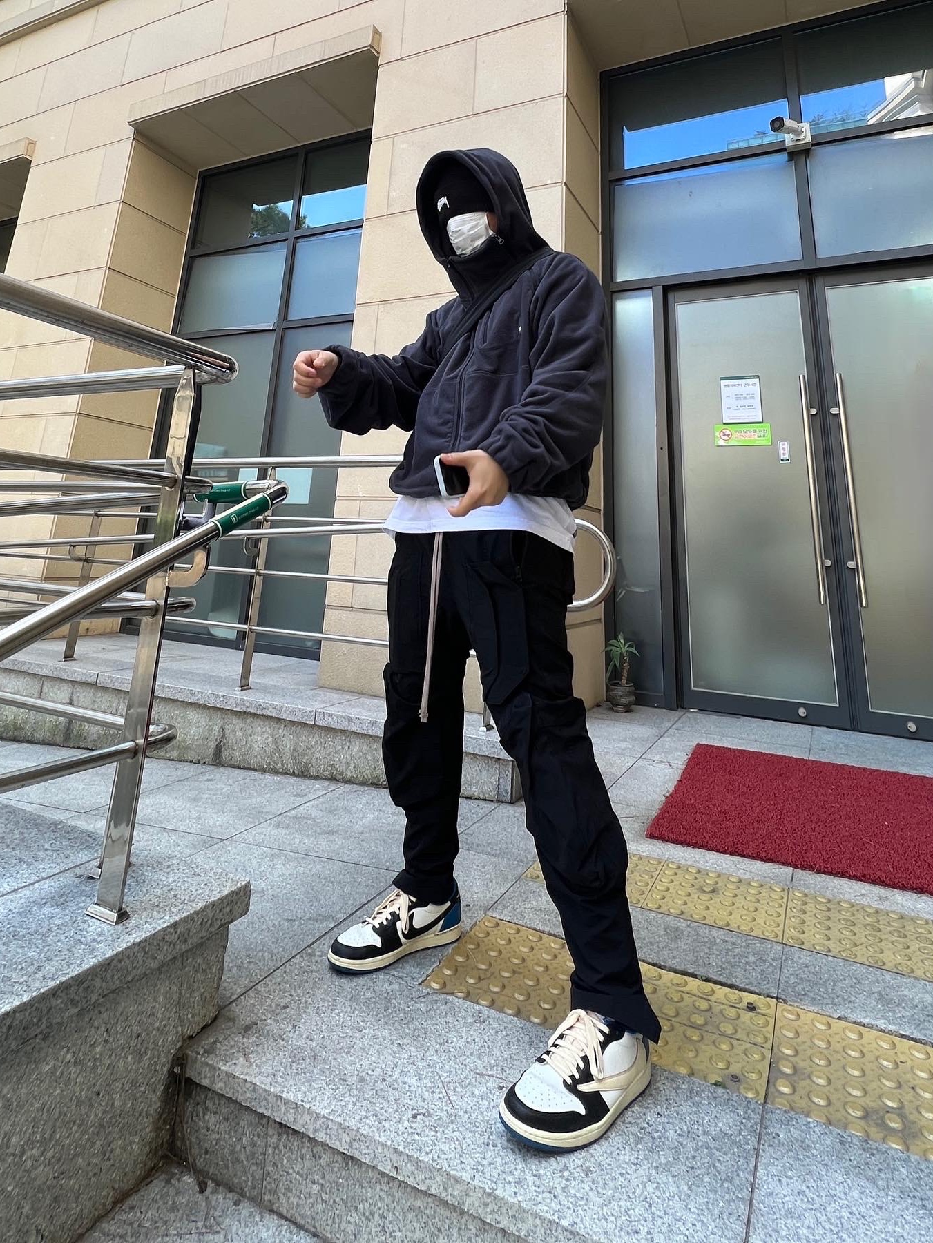 Jordan 1 x Travis Scott x Fragment Retro Low OG SP Military Blue 착용 스타일 - 3