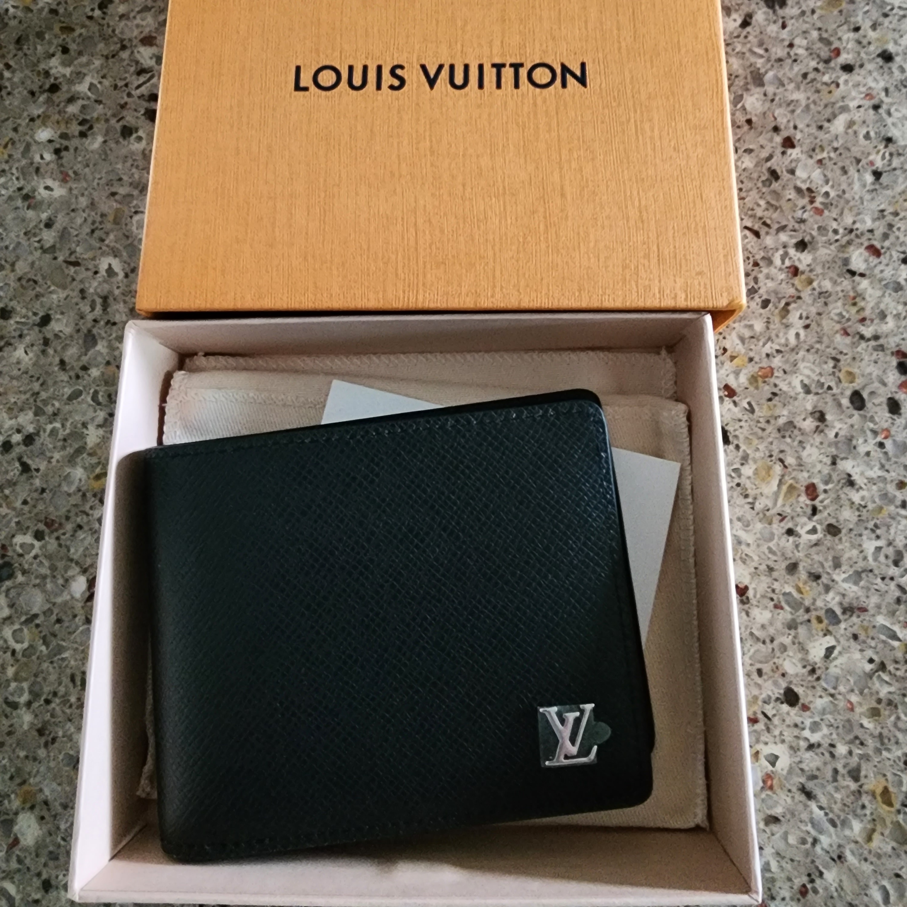 Louis Vuitton Multiple Wallet Taiga Black 착용 스타일 - 1
