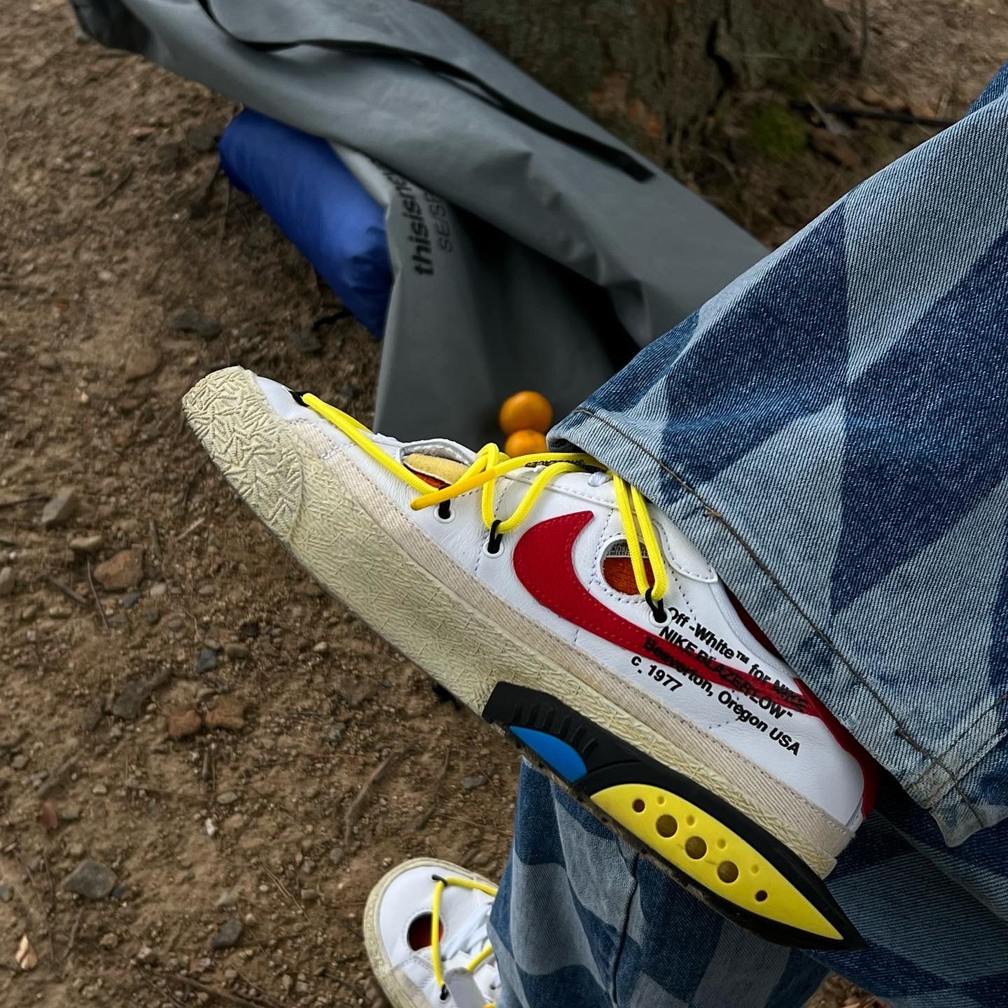 Nike x Off-White Blazer Low '77 White and University Red 착용 스타일 - 2