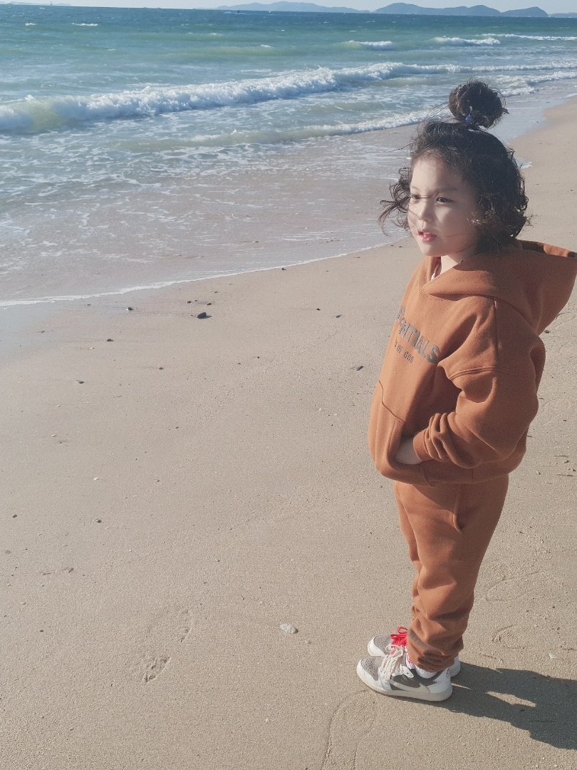 (Kids) Essentials Logo Print Pullover Hoodie Vicunia - Mr. Porter Exclusive, (Kids) Essentials Logo Print Sweatpants Vicunia - Mr. Porter Exclusive 착용 스타일 - 1