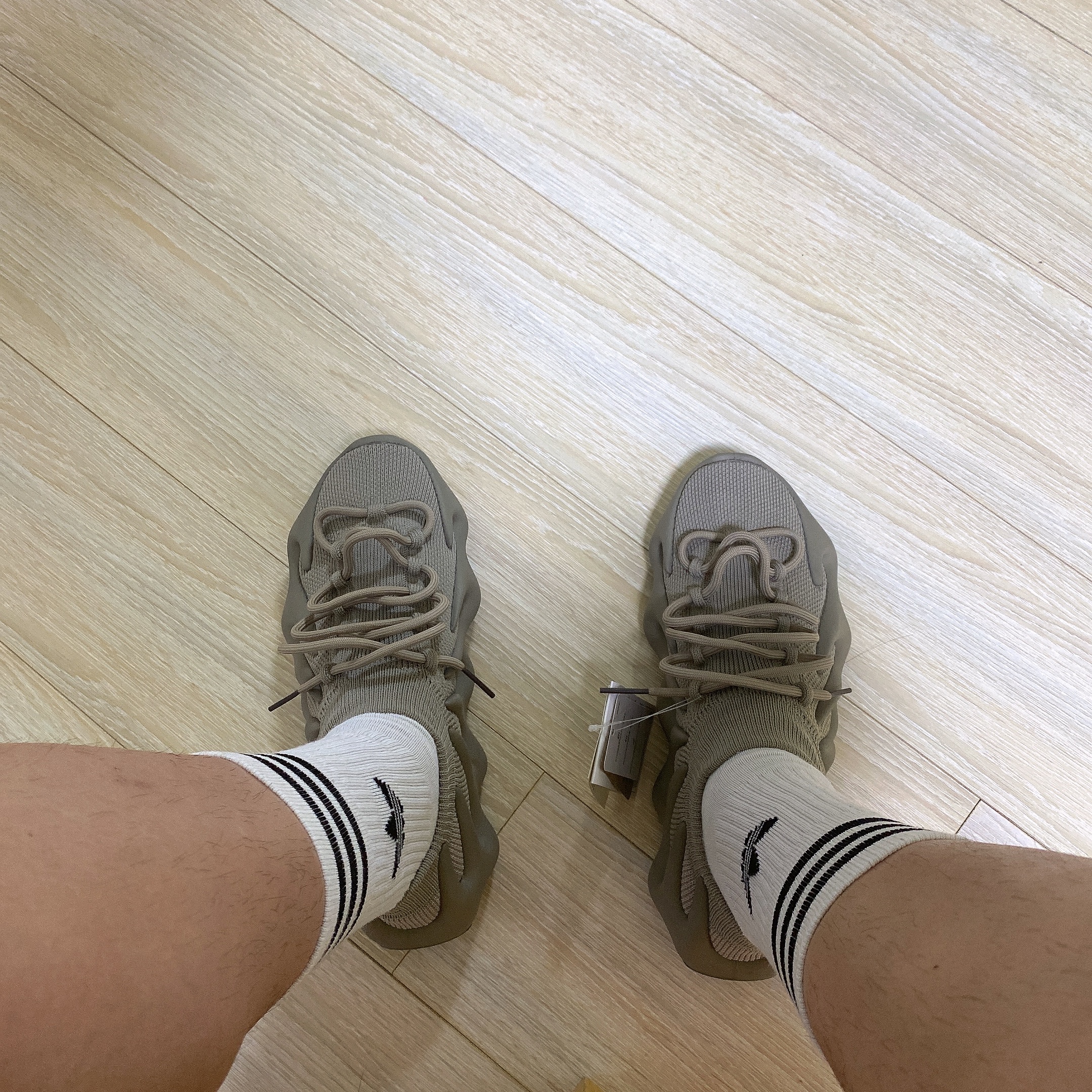 Adidas Yeezy 450 Stone Flax 착용 스타일 - 2