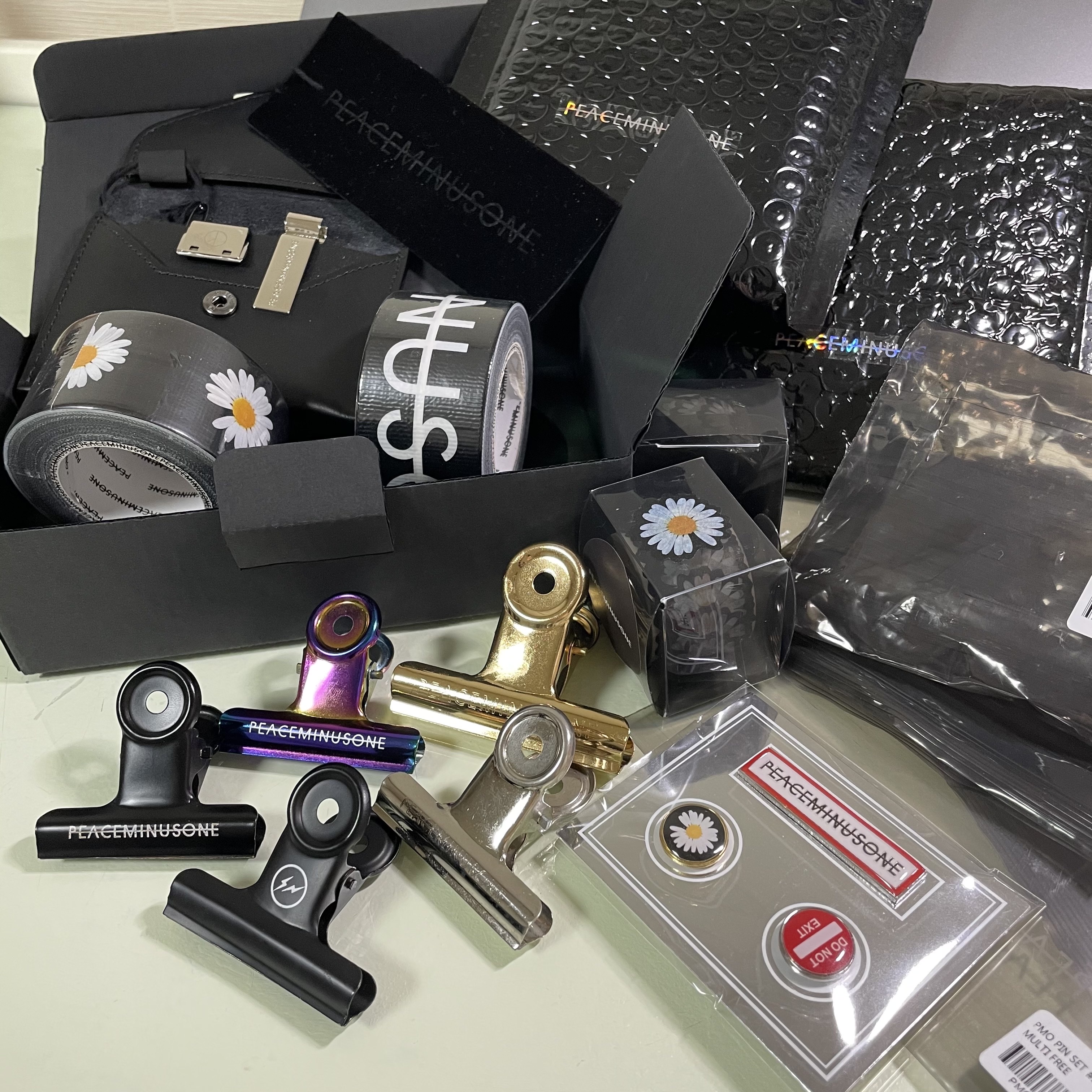 Peaceminusone Duct Tape #1 Black (Set of 2), Peaceminusone Slider Clip #1 Silver 착용 스타일