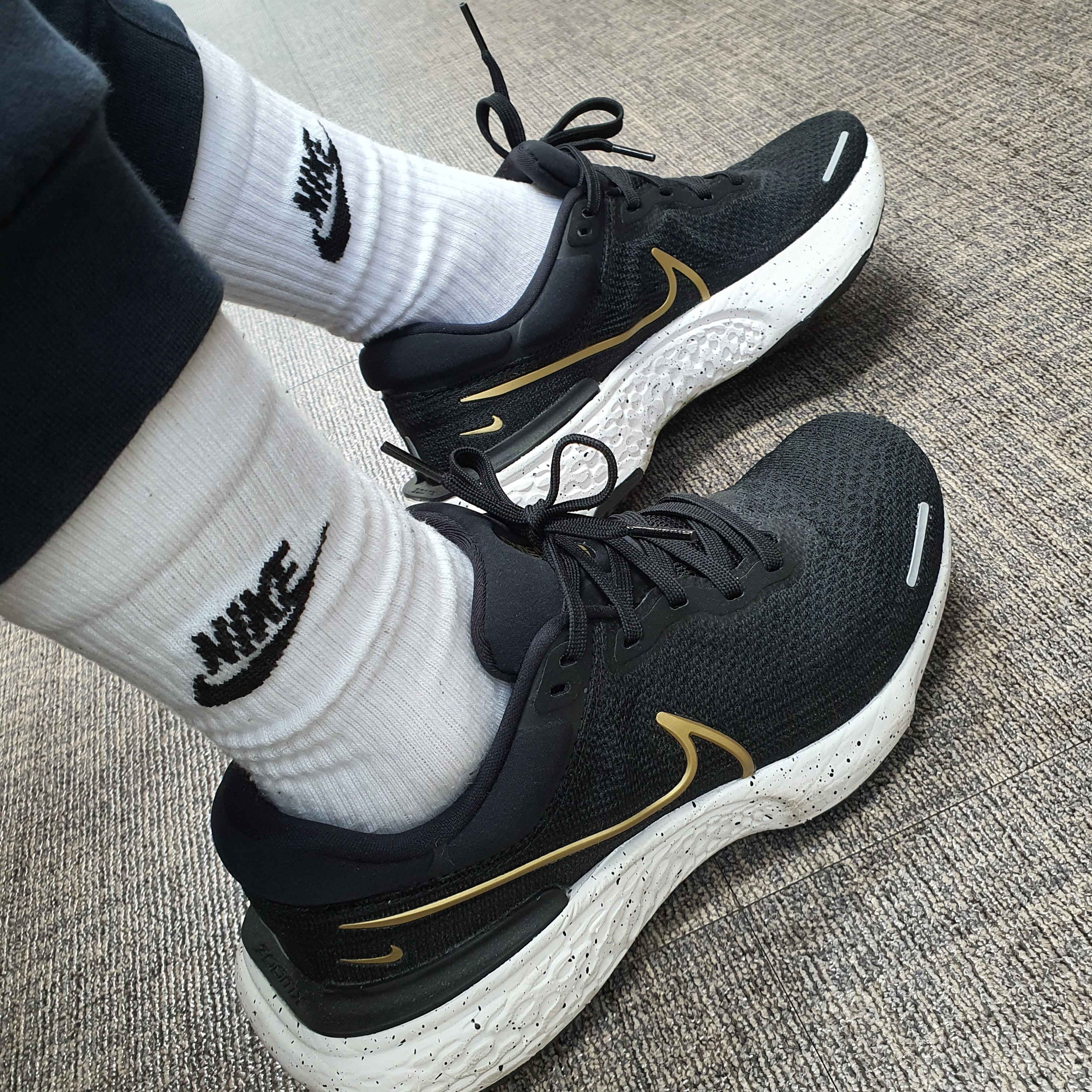 Nike ZoomX Invincible Run Flyknit Black Metallic Gold 착용 스타일