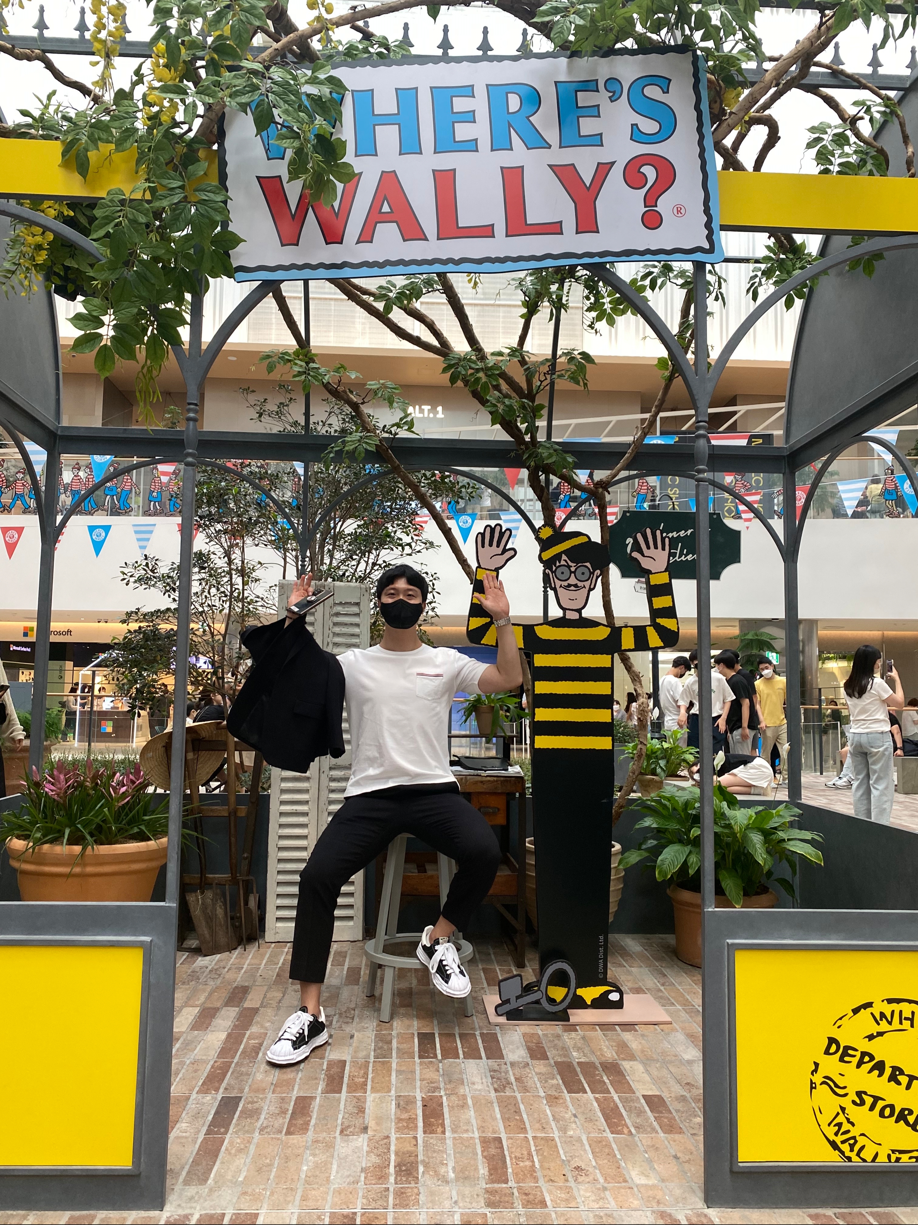 Maison Mihara Yasuhiro Blakey OG Sole Canvas Low-top Sneakers Black White, Thom Browne Medium Weight Jersey Tipped Pocket Crewneck T-Shirt White 착용 스타일