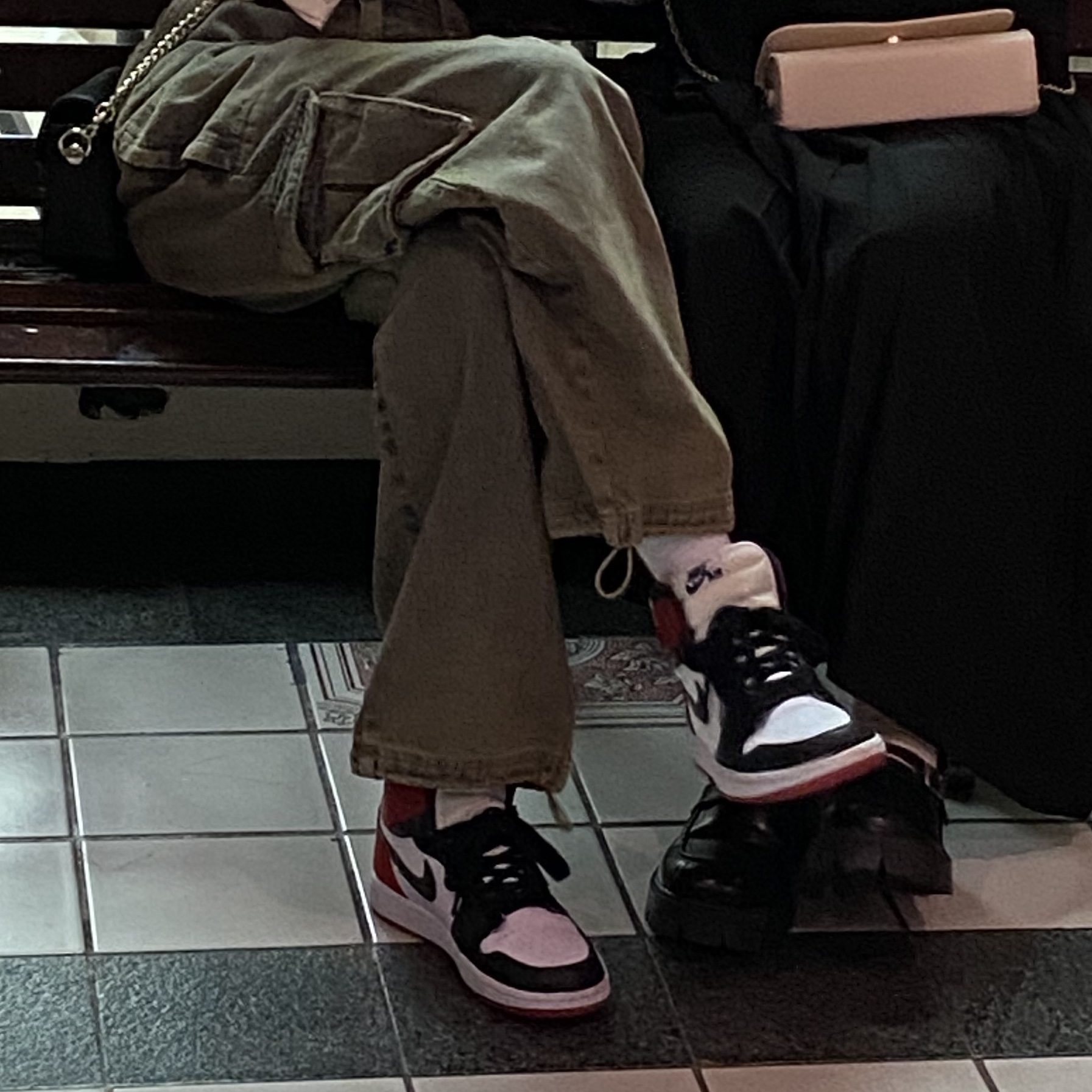 (W) Jordan 1 Retro High Satin Black Toe 착용 스타일 - 1
