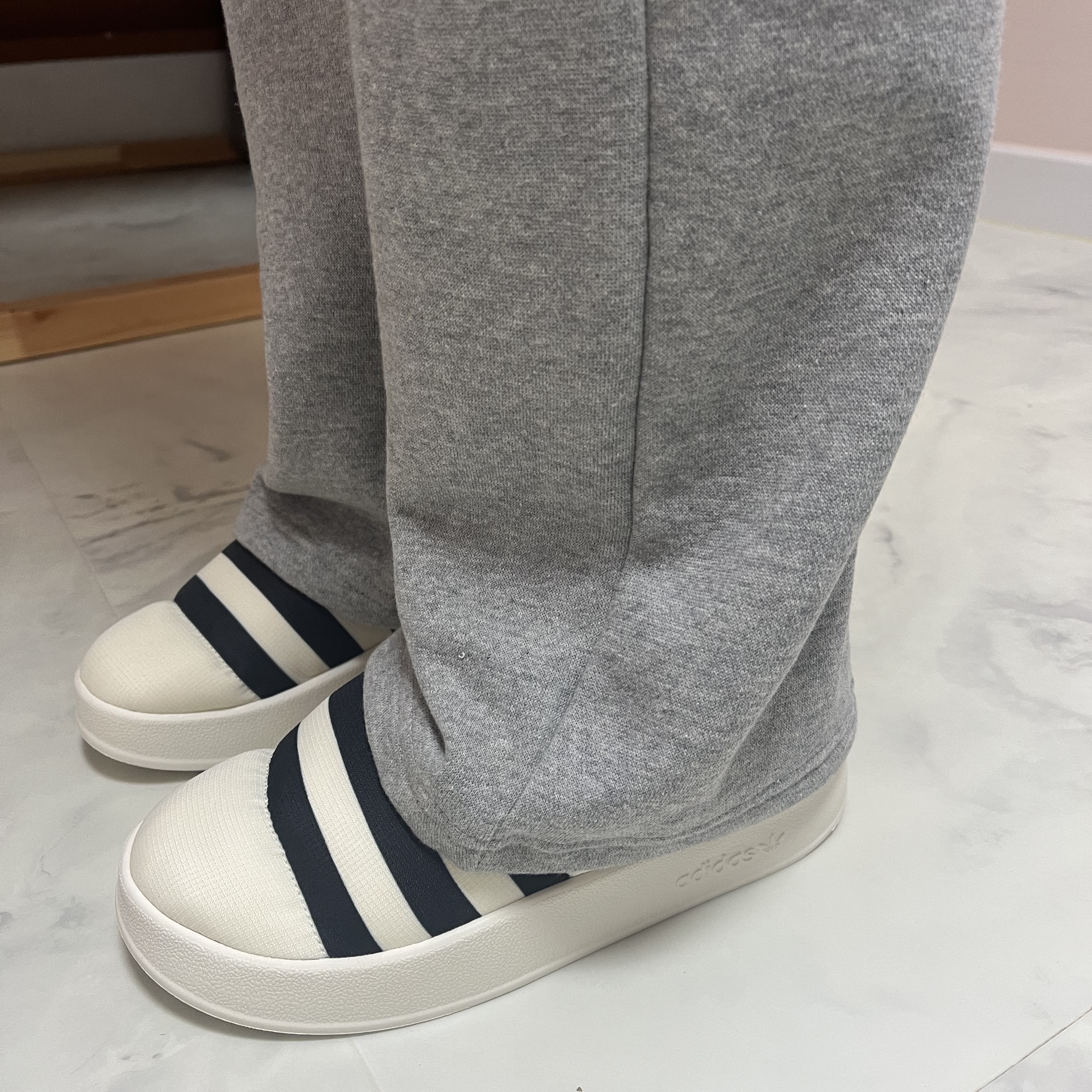 Adidas Puffylette Off White 착용 스타일 - 1