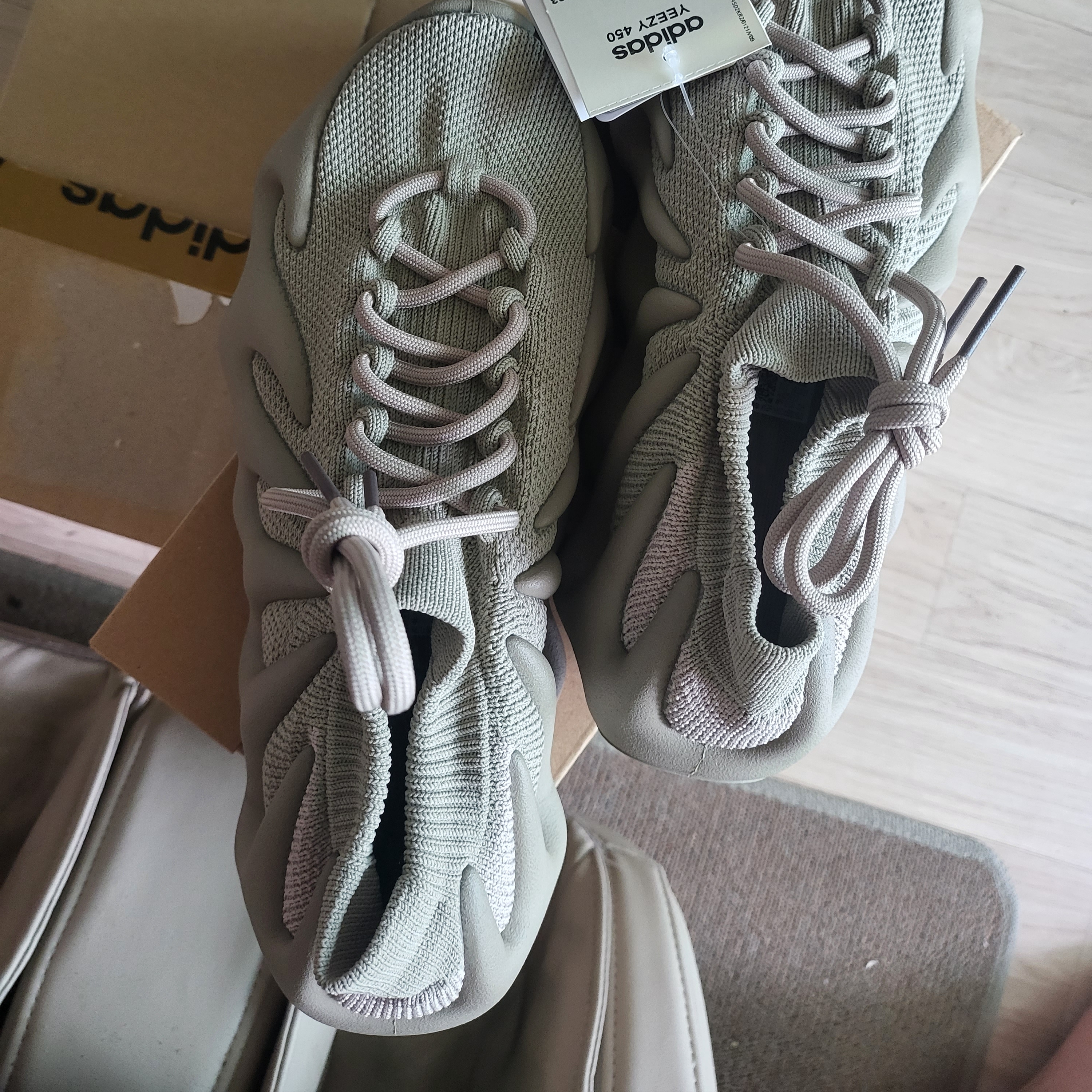 Adidas Yeezy 450 Stone Flax 착용 스타일