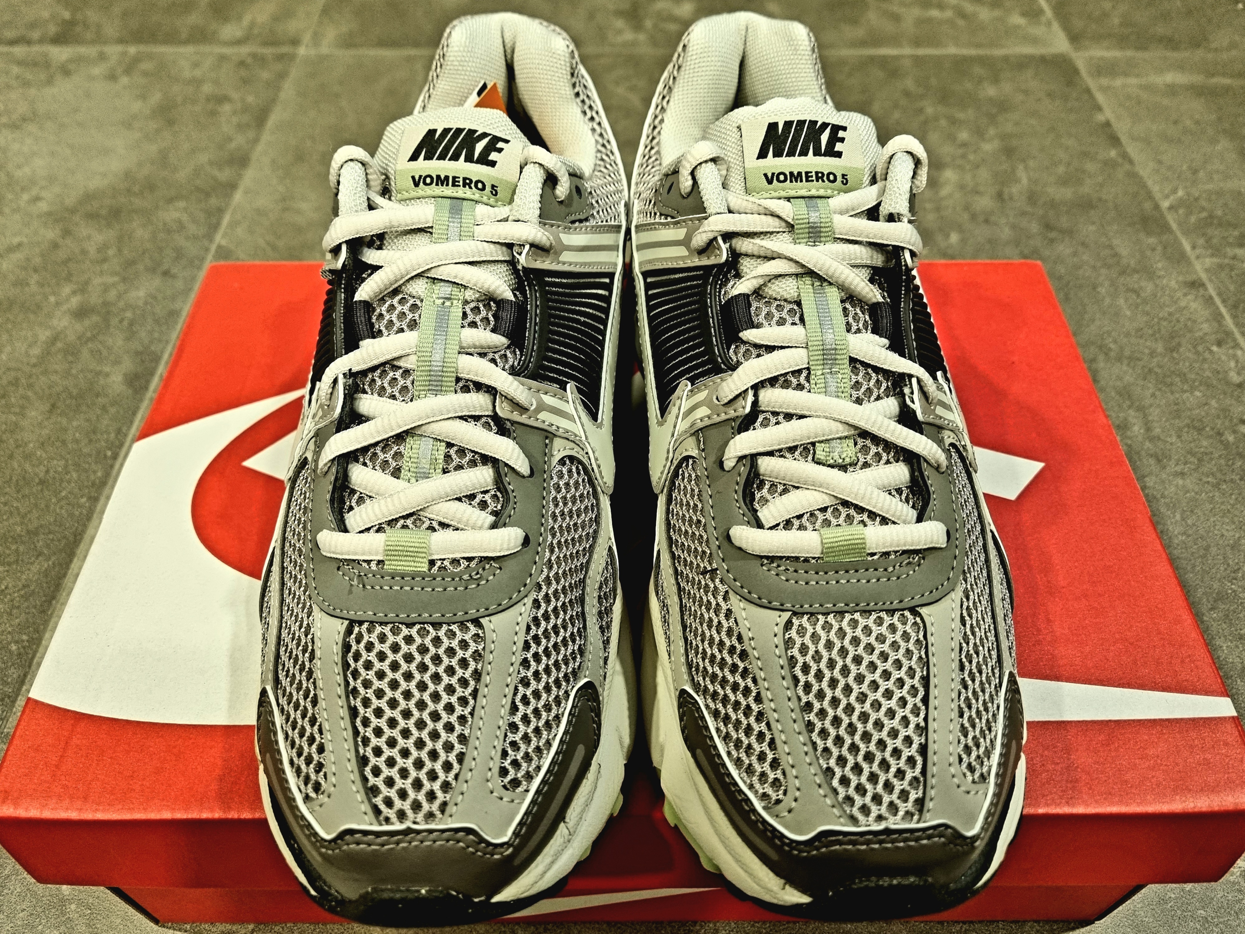 (W) Nike Zoom Vomero 5 Cobblestone and Flat Pewter 착용 스타일 - 3