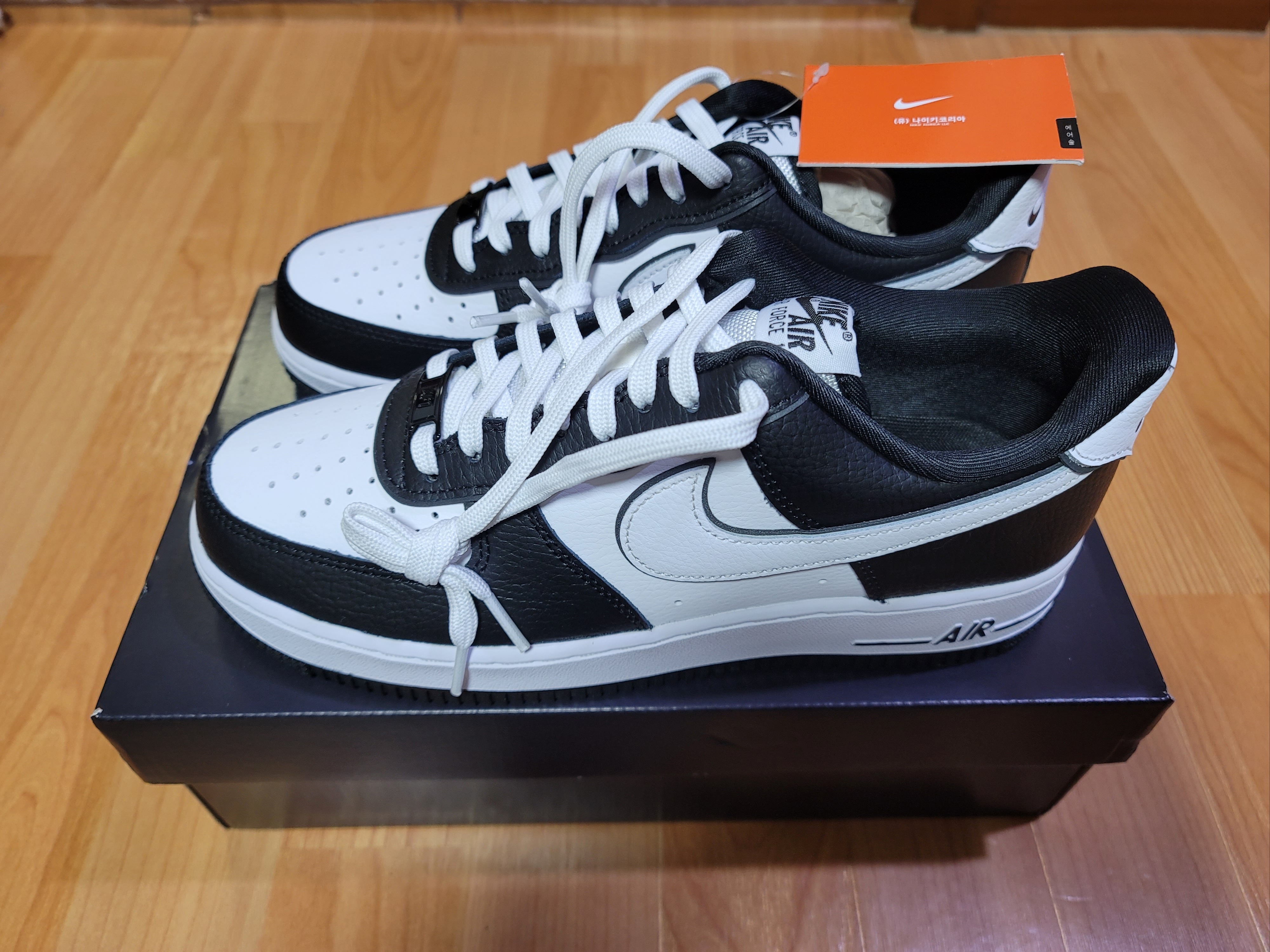 Nike Air Force 1 '07 LV8 White Black 착용 스타일 - 2