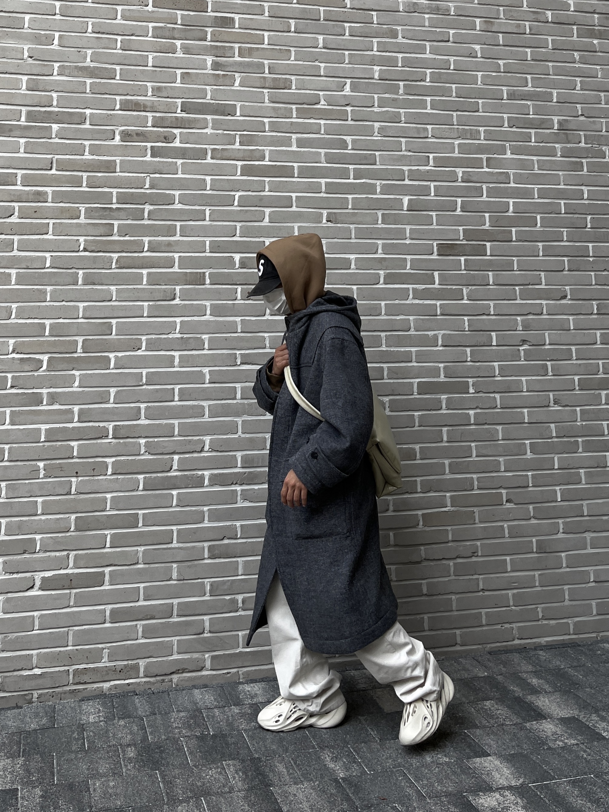 Adidas Yeezy Foam RNNR Sand, Supreme Pigment Print S Logo 6-Panel Black - 20SS 착용 스타일 - 1