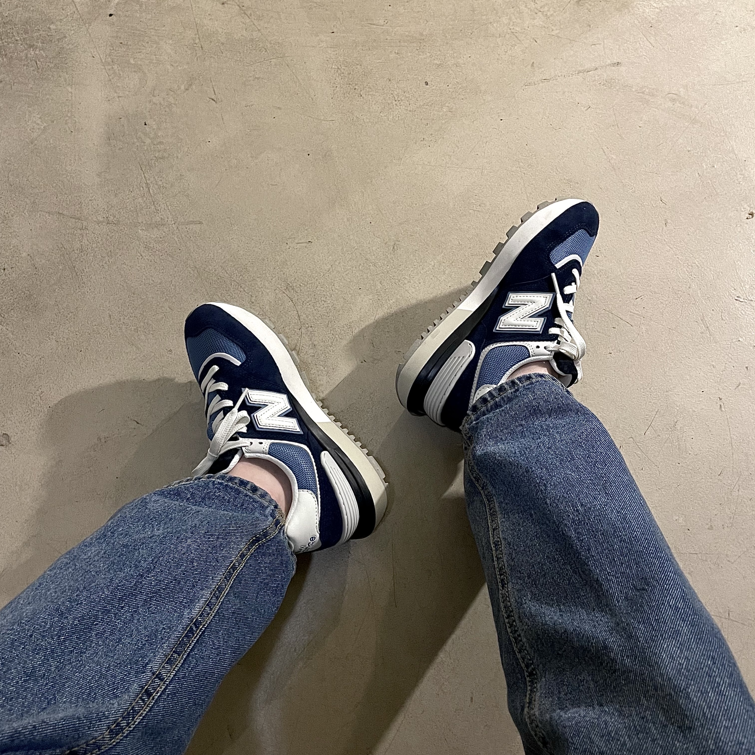New Balance 574 Legacy Navy Sea Salt 착용 스타일 - 2