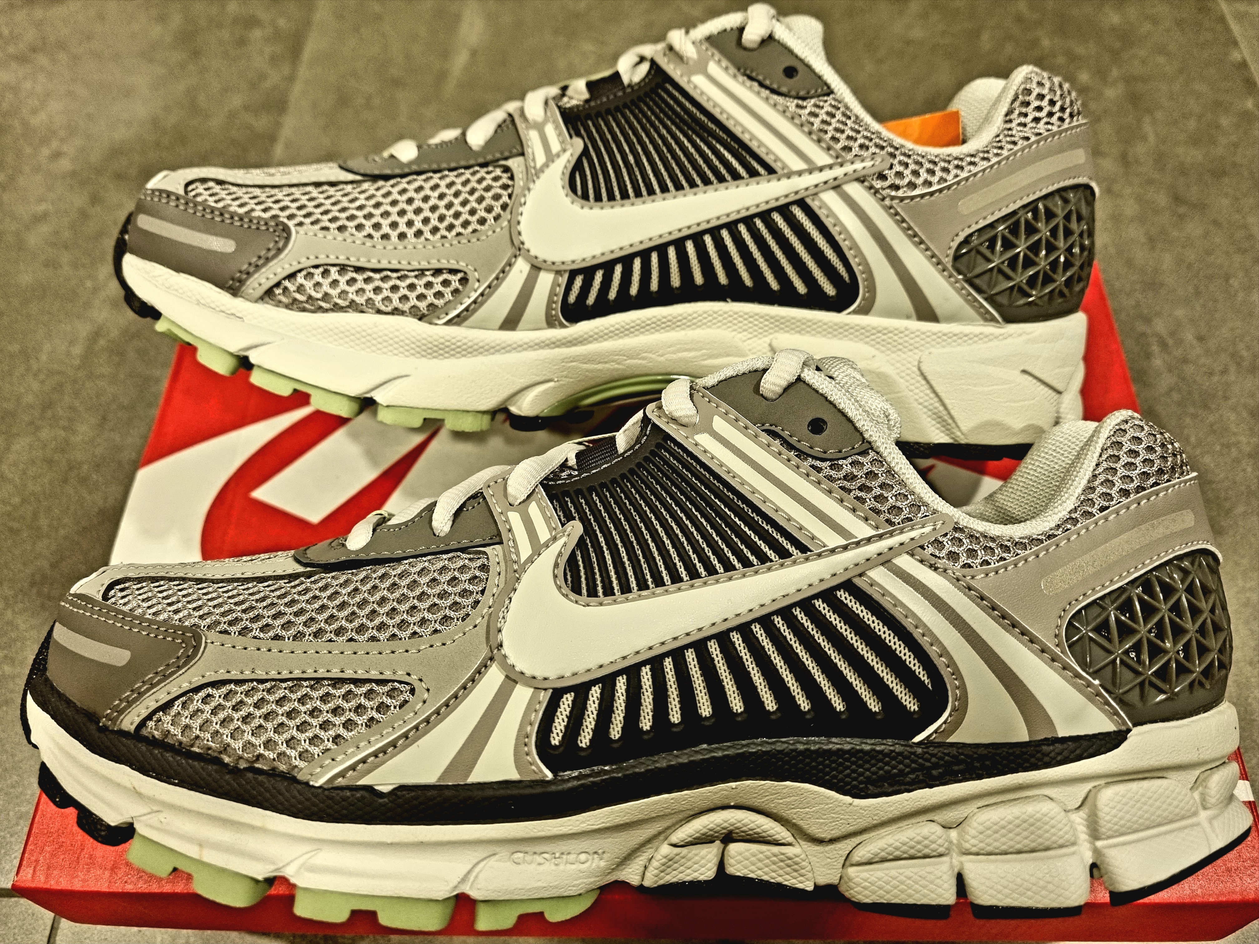 (W) Nike Zoom Vomero 5 Cobblestone and Flat Pewter 착용 스타일 - 2