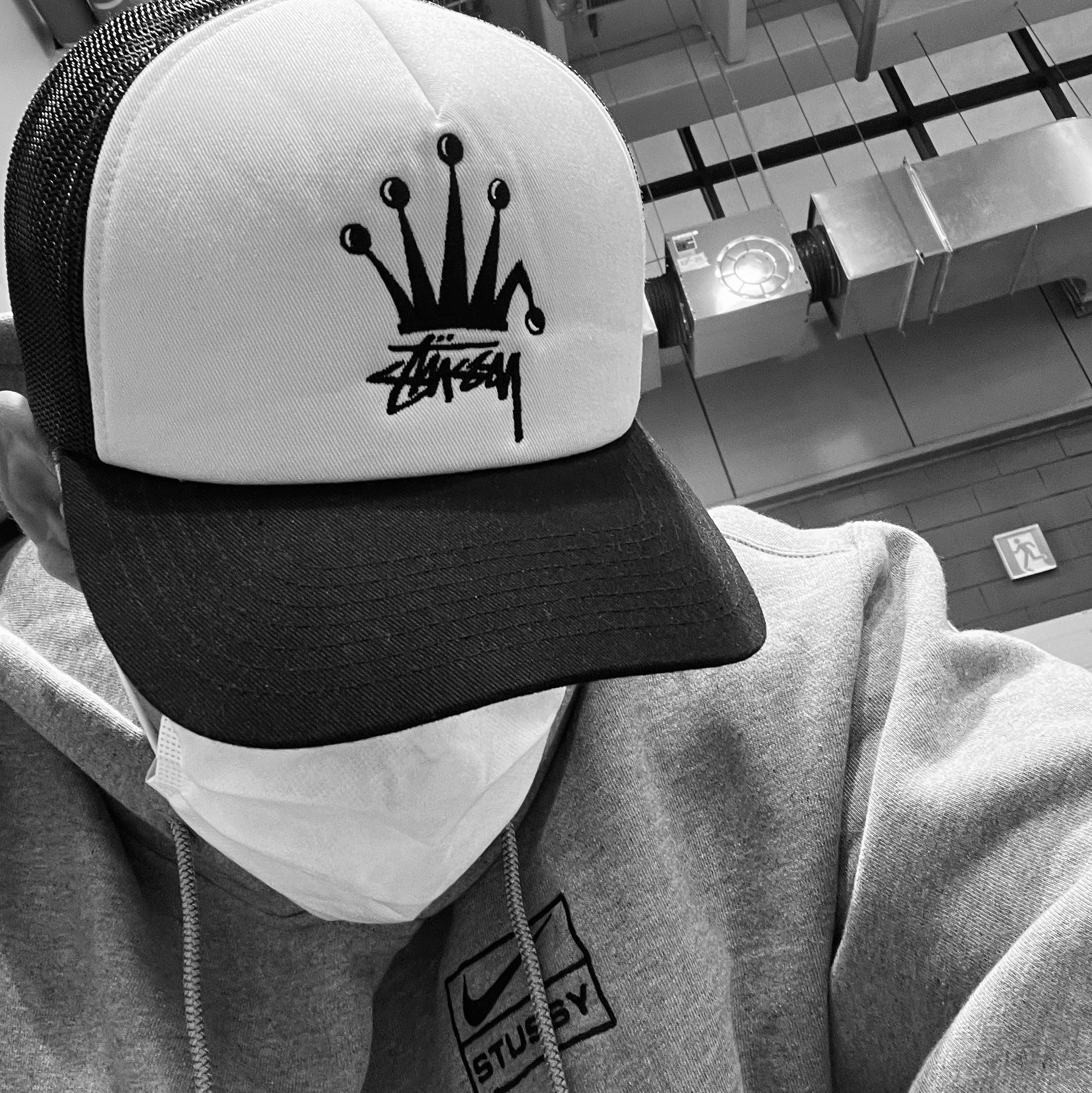 Stussy Crown Stock Trucker Cap Black, Nike x Stussy NRG RA Pullover Hoodie Dark Grey Heather (DJ9488-063) 착용 스타일 - 1