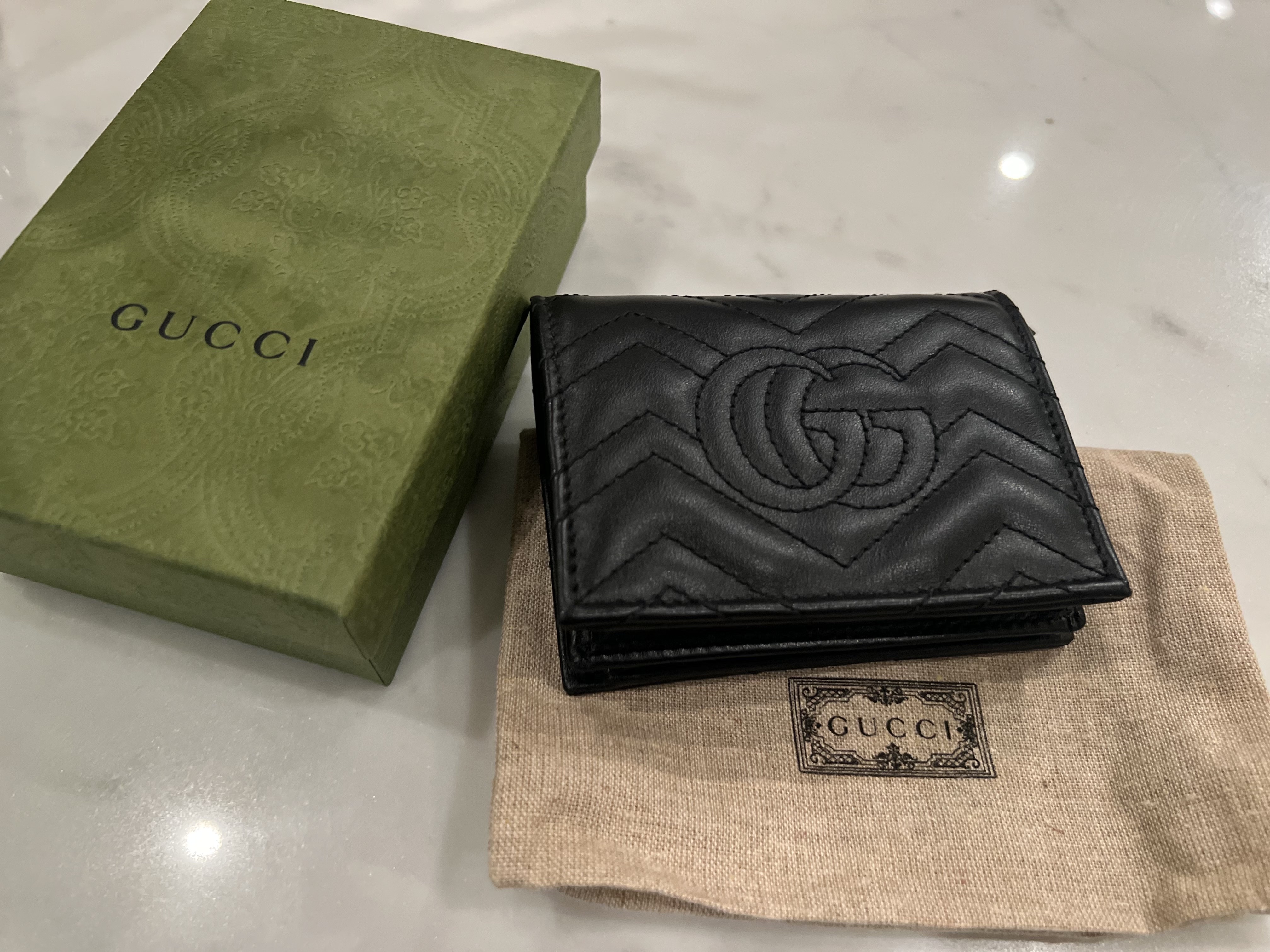 Gucci GG Marmont Matelasse Card Case Wallet Black 착용 스타일 - 2