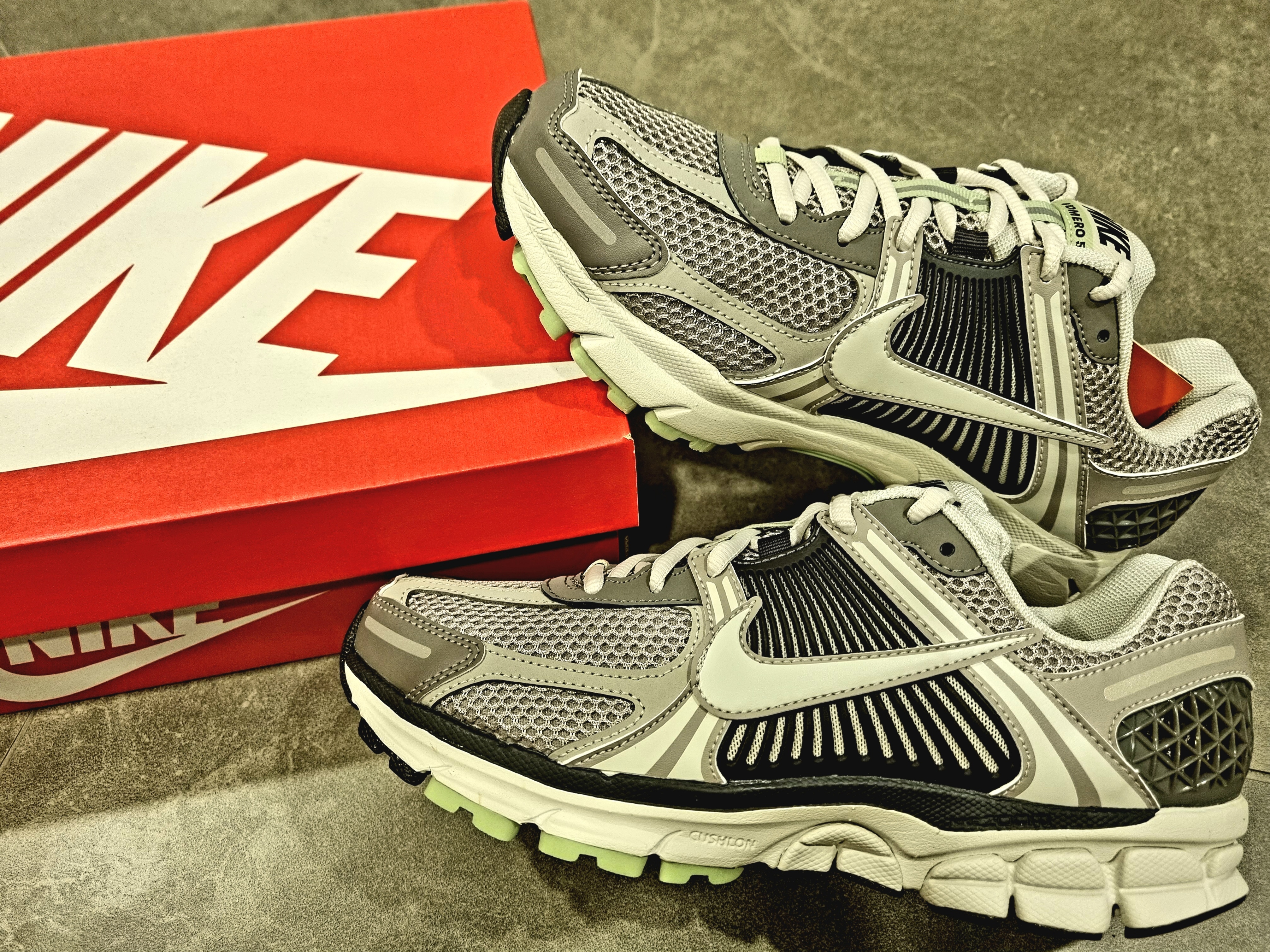 (W) Nike Zoom Vomero 5 Cobblestone and Flat Pewter 착용 스타일 - 5