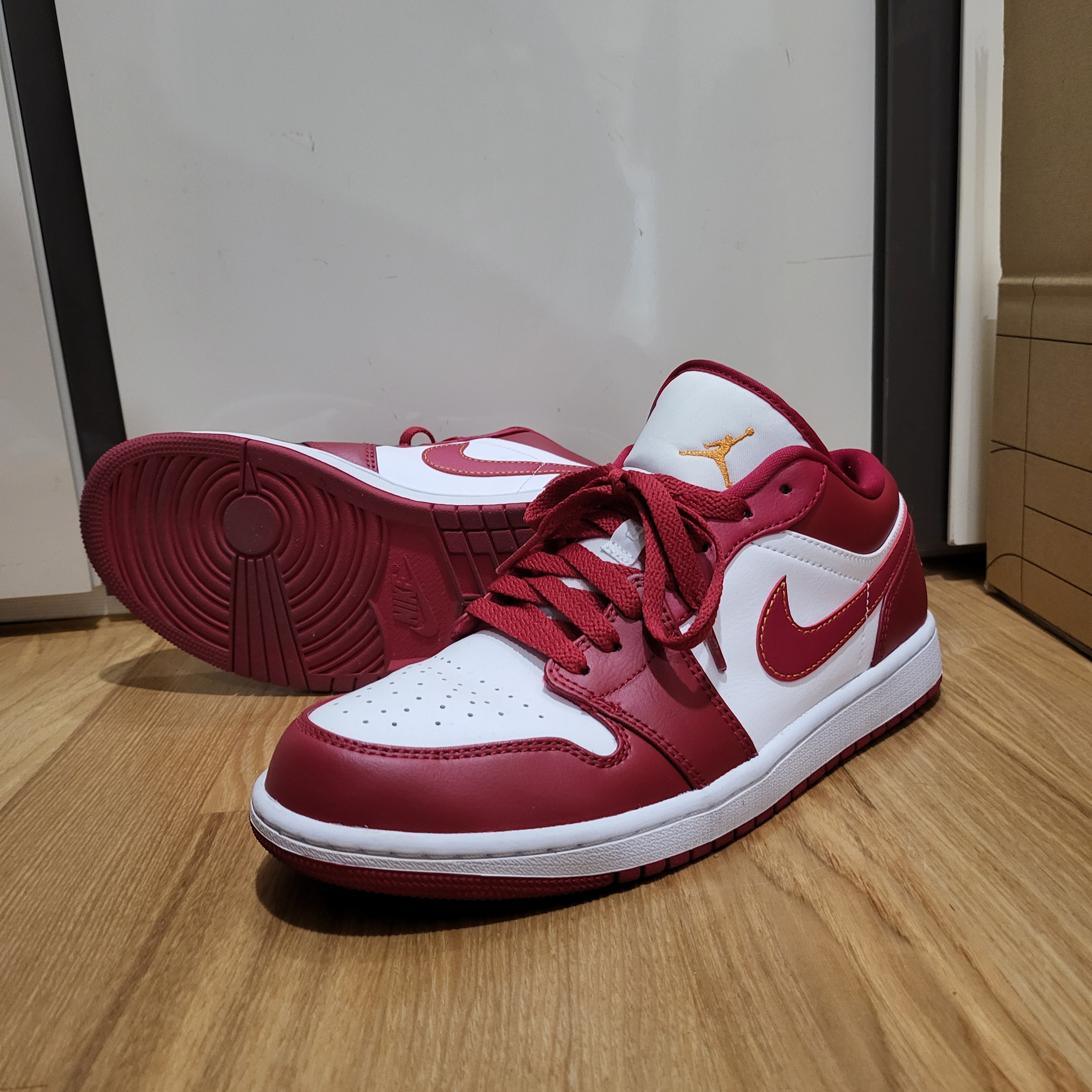 Jordan 1 Low Cardinal Red 착용 스타일 - 2
