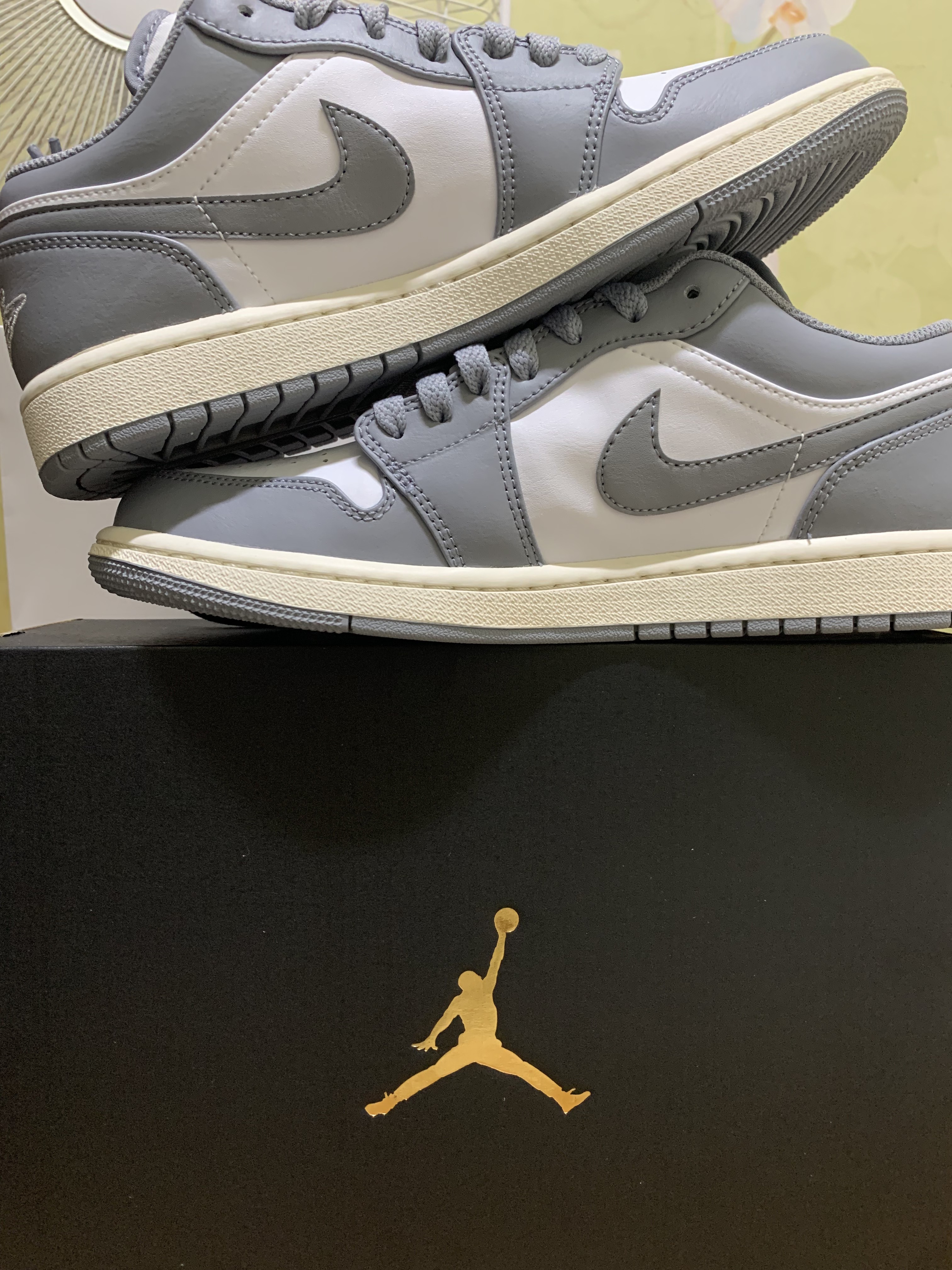 Jordan 1 Low Stealth and White 착용 스타일