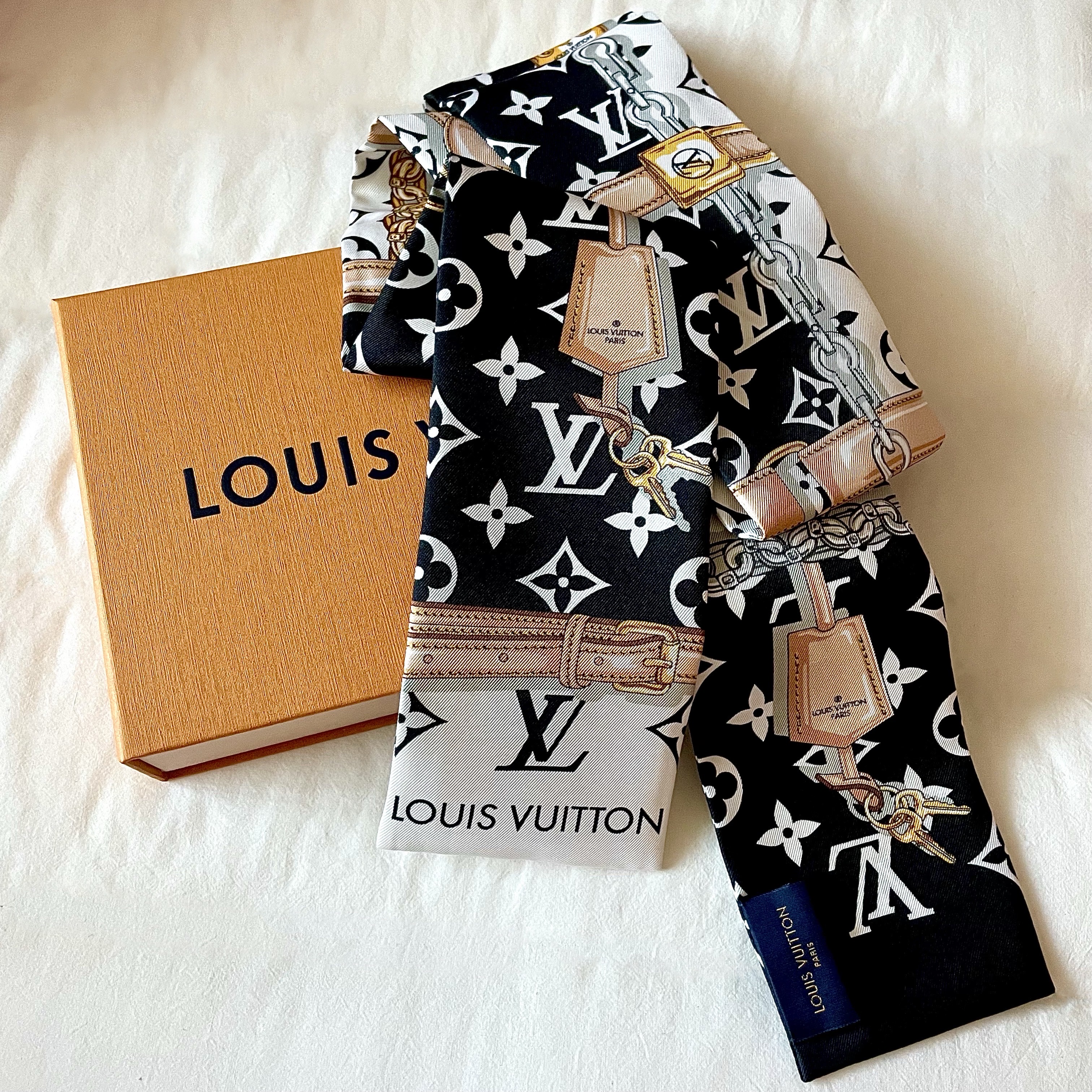 (W) Louis Vuitton Monogram Confidential Bandeau Black 착용 스타일