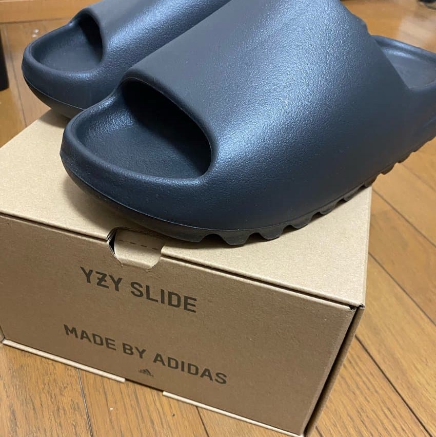 Adidas Yeezy Slide Onyx 착용 스타일