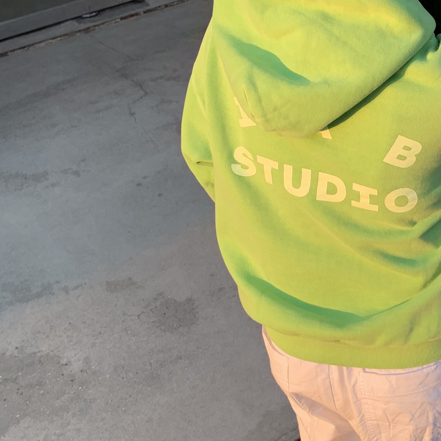IAB Studio Pigment Hoodie & Sack Apple Green 착용 스타일