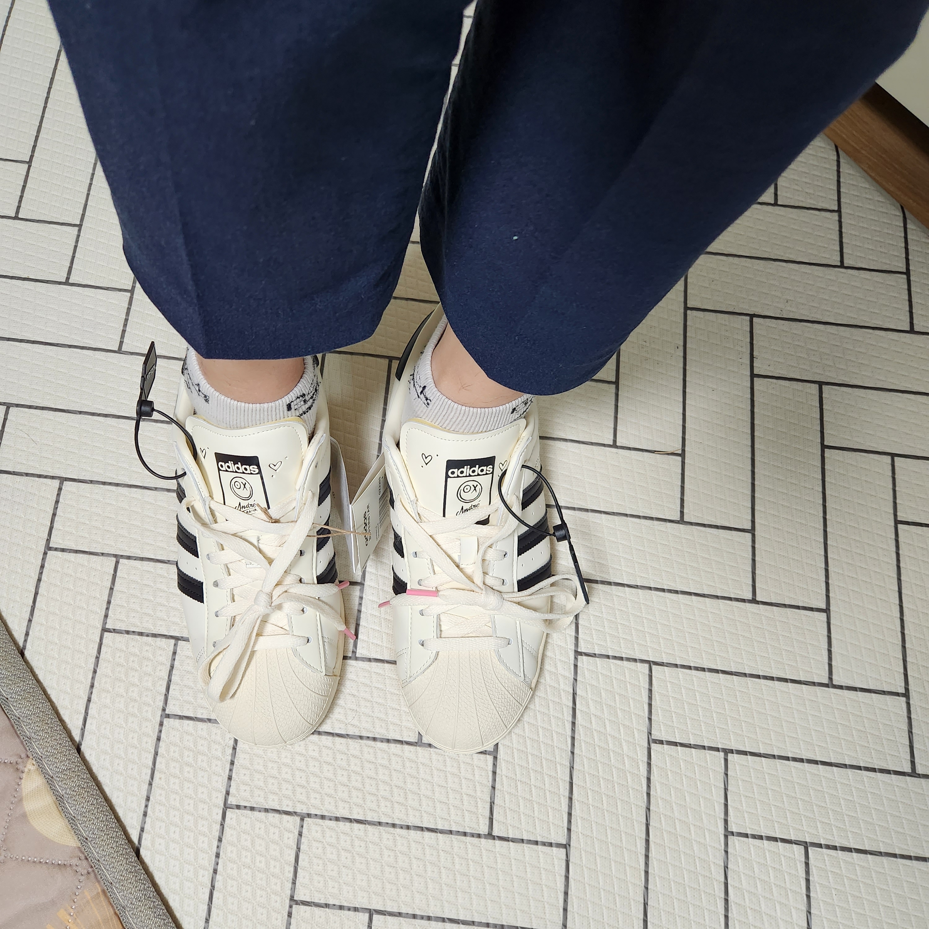 Adidas x Andre Saraiva Superstar Cream White Core Black 착용 스타일