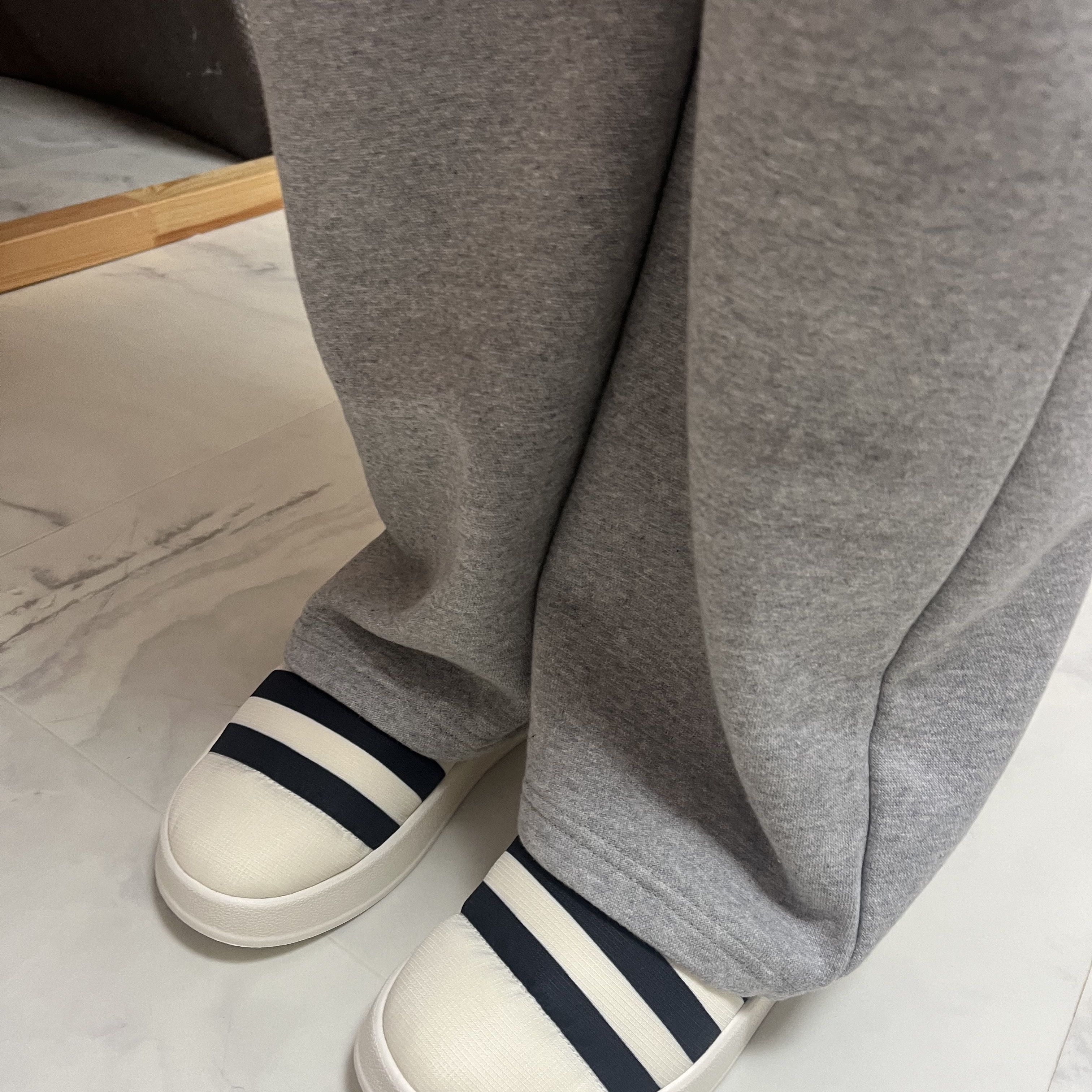 Adidas Puffylette Off White 착용 스타일 - 2
