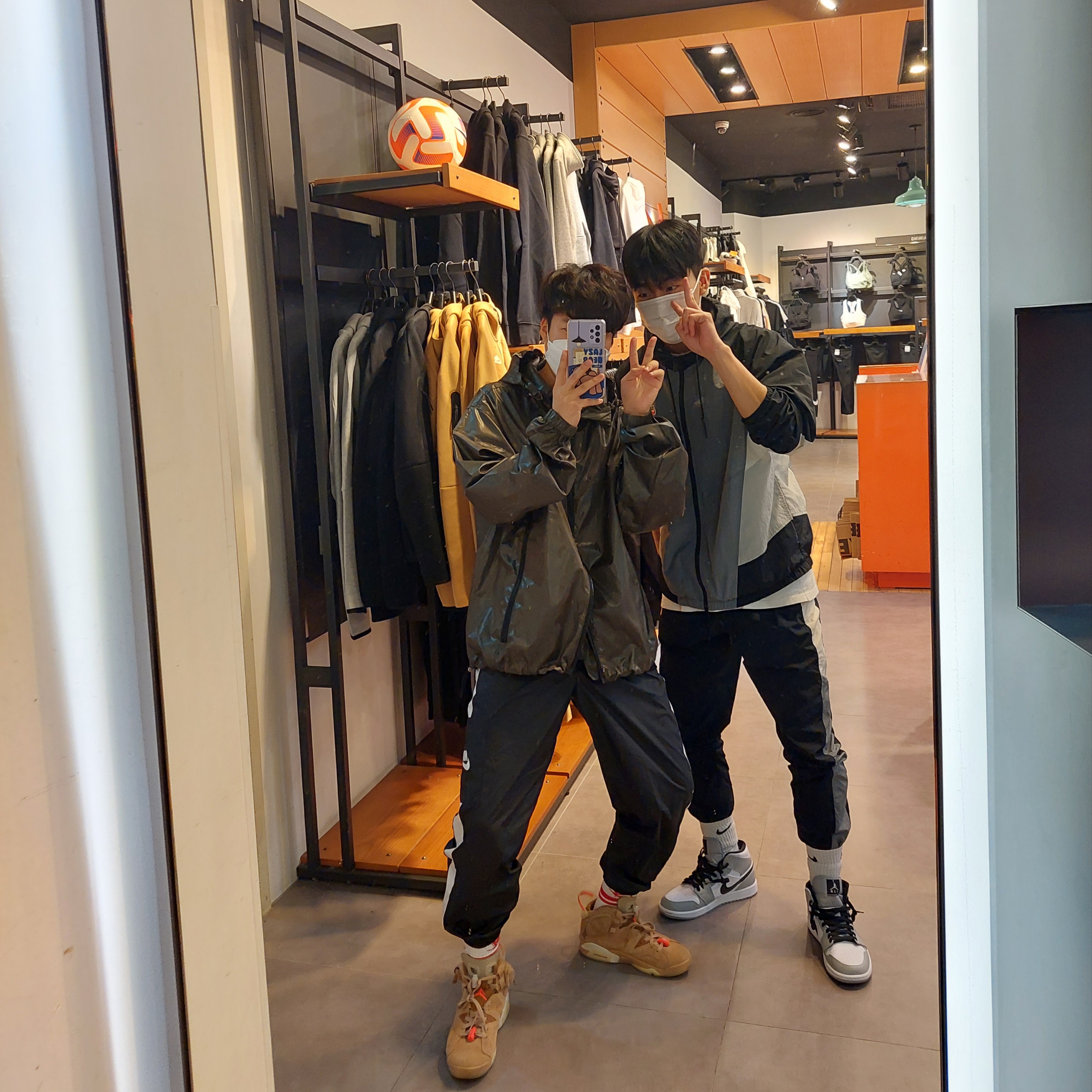 Jordan 6 x Travis Scott Retro SP British Khaki, Jordan 1 Mid Light Smoke Grey 착용 스타일