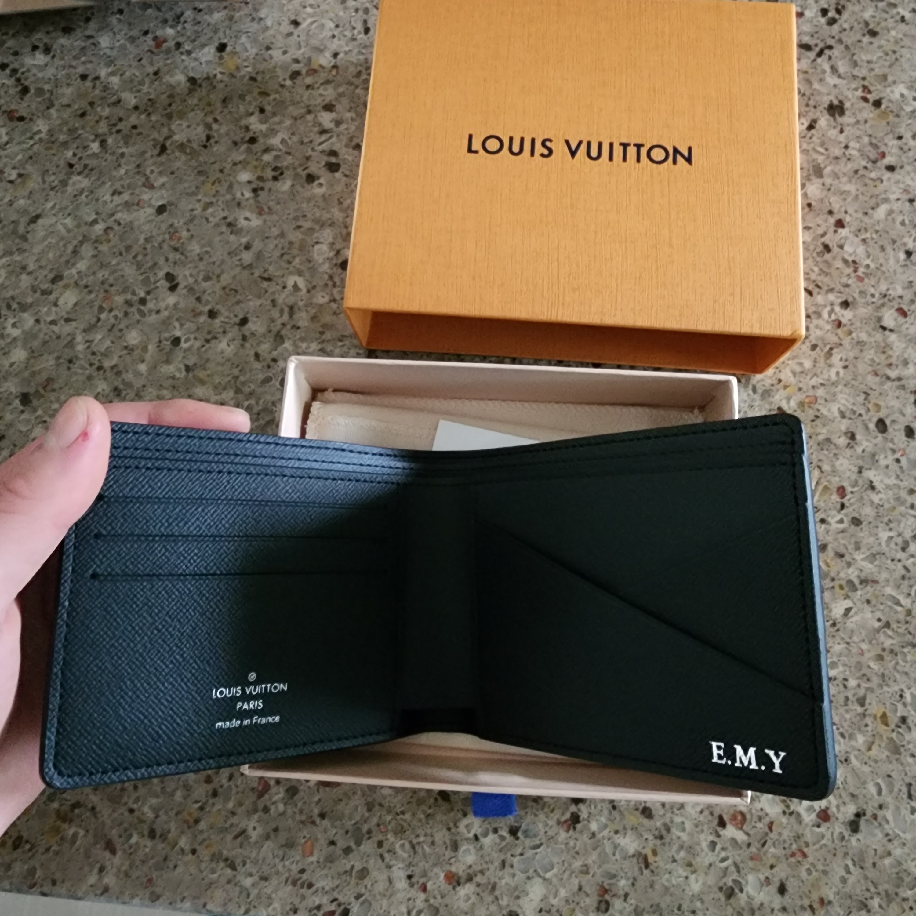 Louis Vuitton Multiple Wallet Taiga Black 착용 스타일 - 2