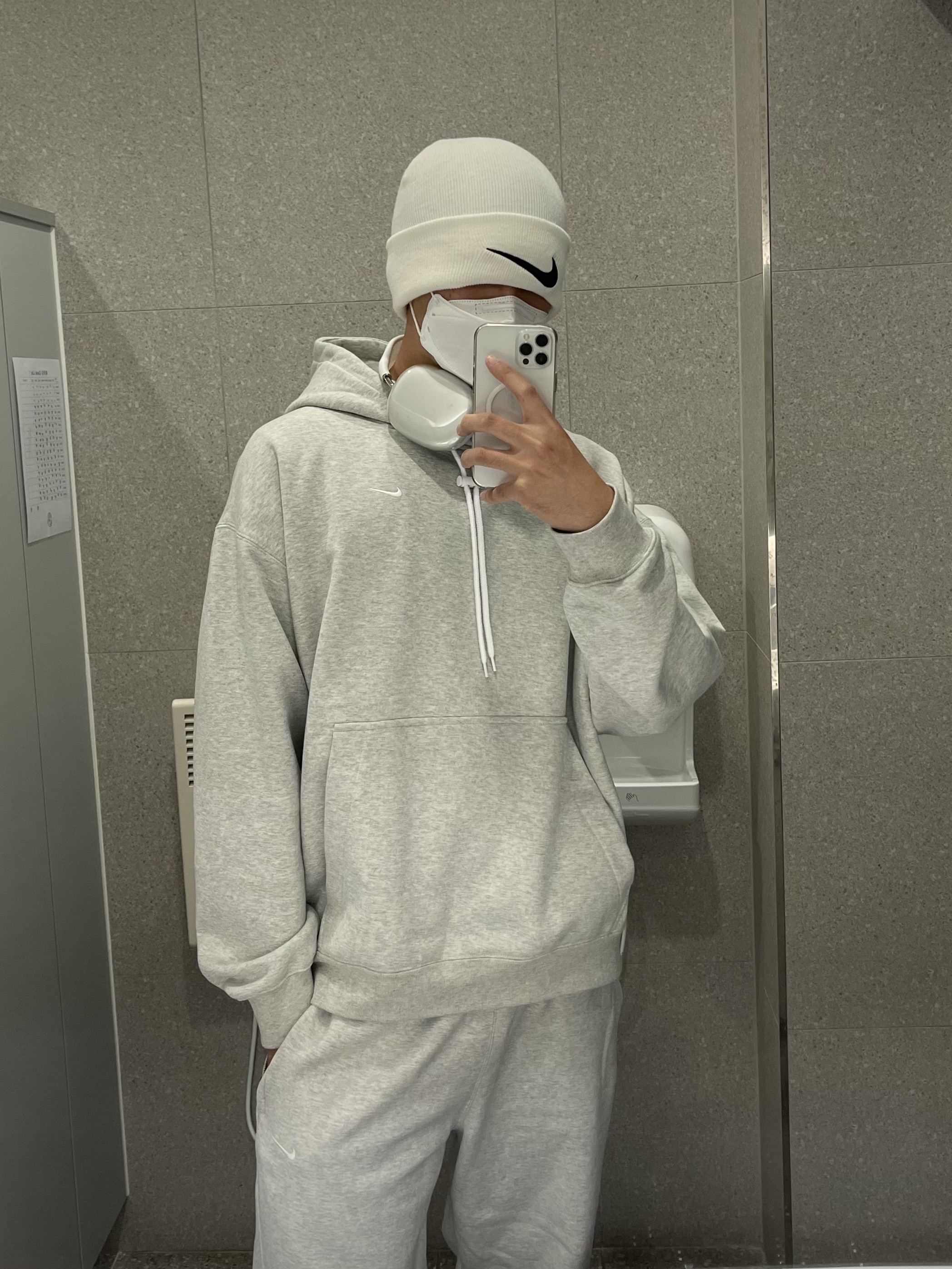 Nike x Stussy Cuff Beanie White, Apple AirPods Max Lightning Silver (Korean Ver.) 착용 스타일